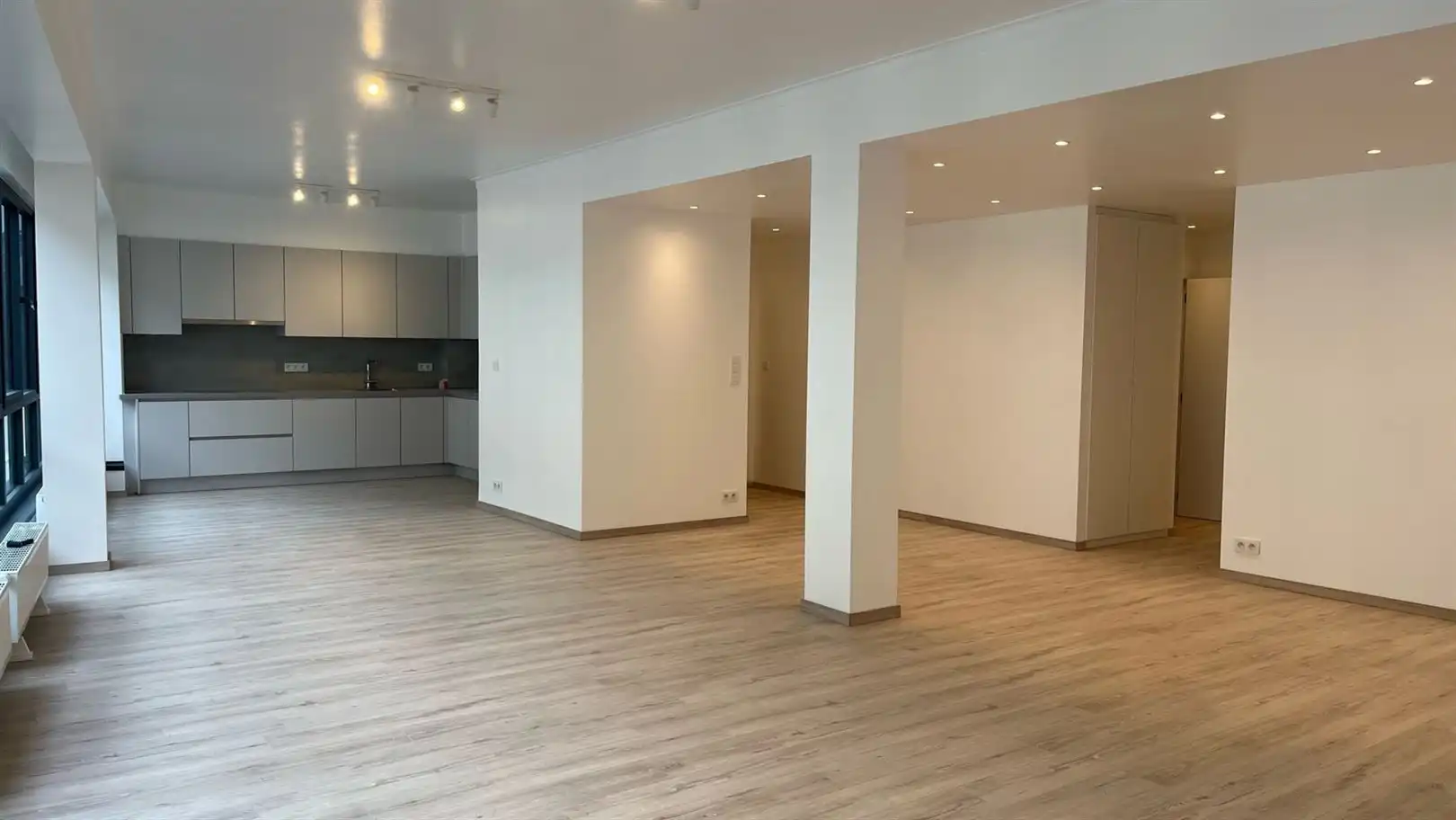 Gloednieuw gerenoveerd appartement met 2 suites  foto 4