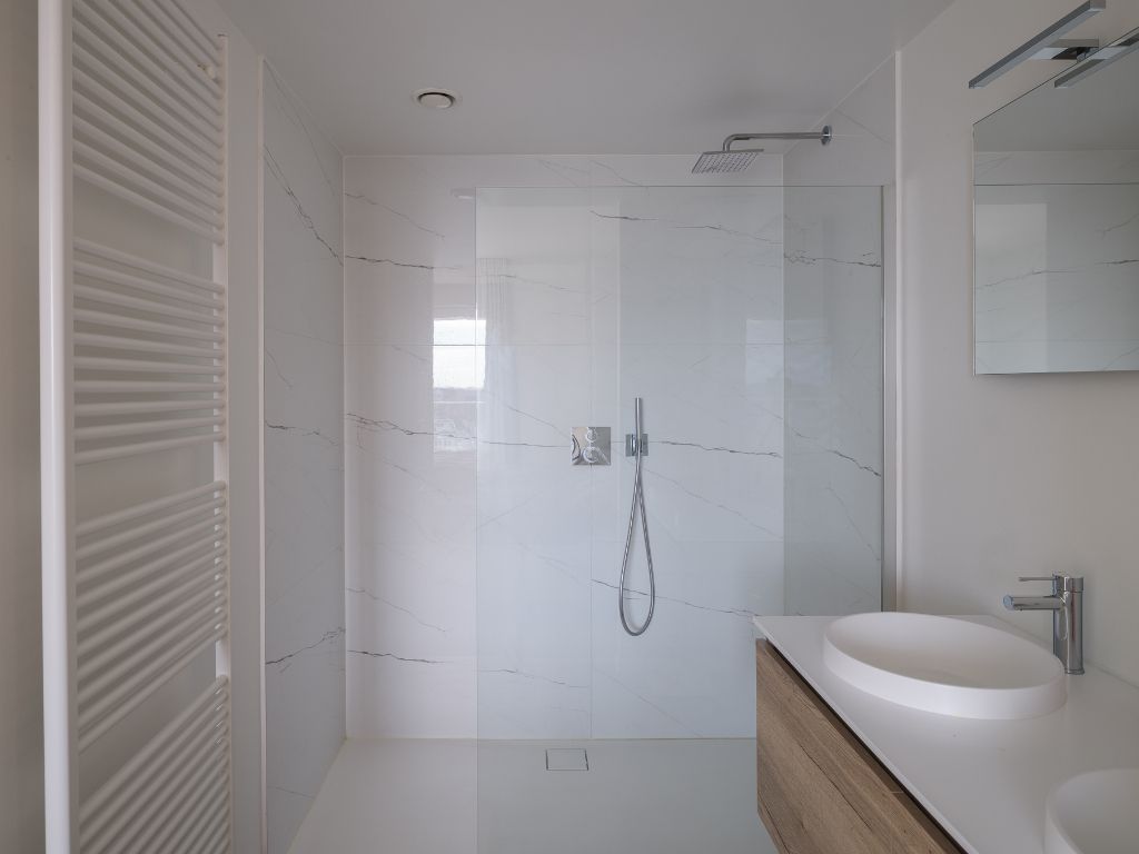 Luxe appartement (BJ 2020) met een adembenemend zicht over het water en de stad. foto 13