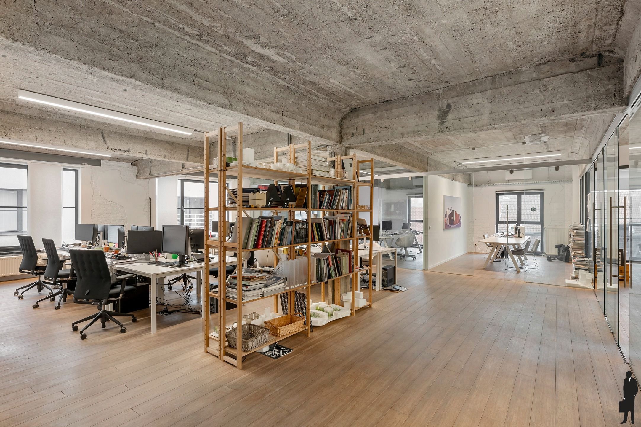 Lichtovergoten industriële loft met open structuur en ruwe materialen foto 2