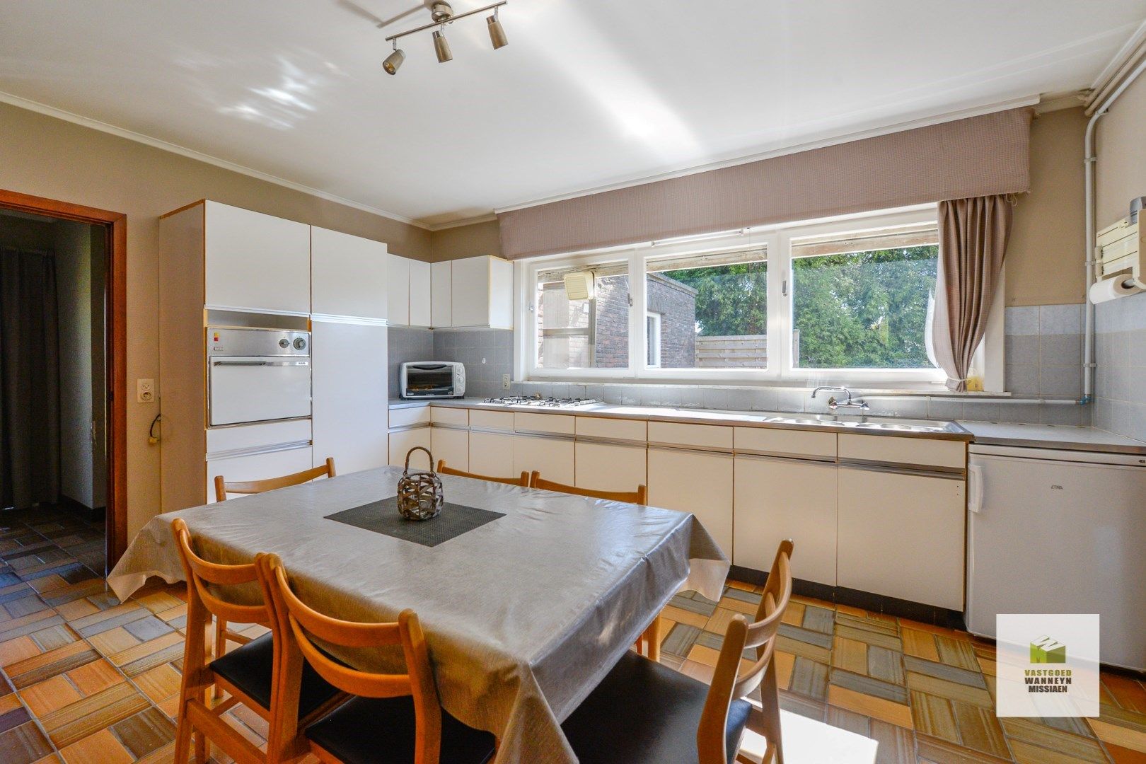 Ruime te renoveren villa met 4 slaapkamers en loods op 1696m2 te centrum Wingene foto 12