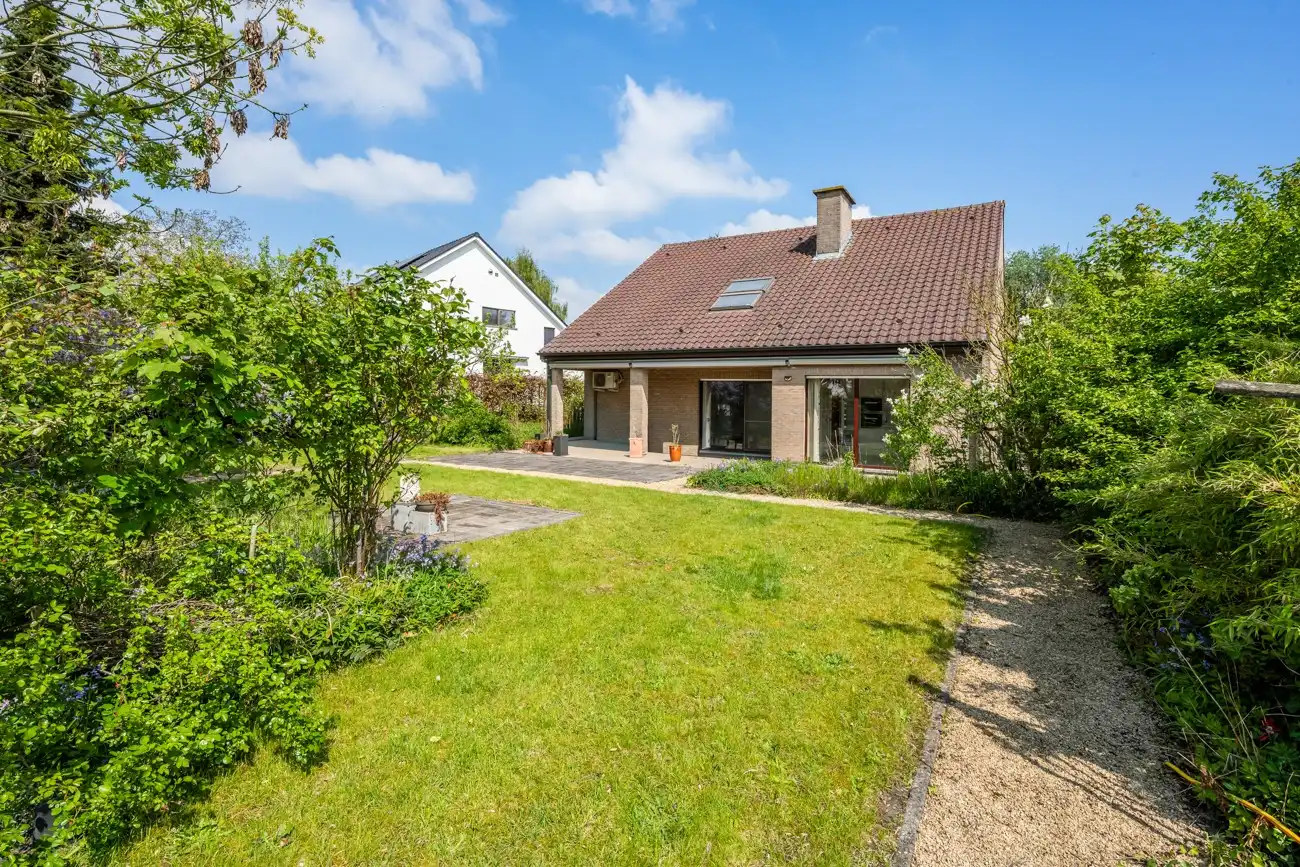 Ruime en degelijke open woning met inpandige garage en gezellige zuidwest georiënteerde tuin op een rustige locatie nabij het centrum van Lochristi! foto 3