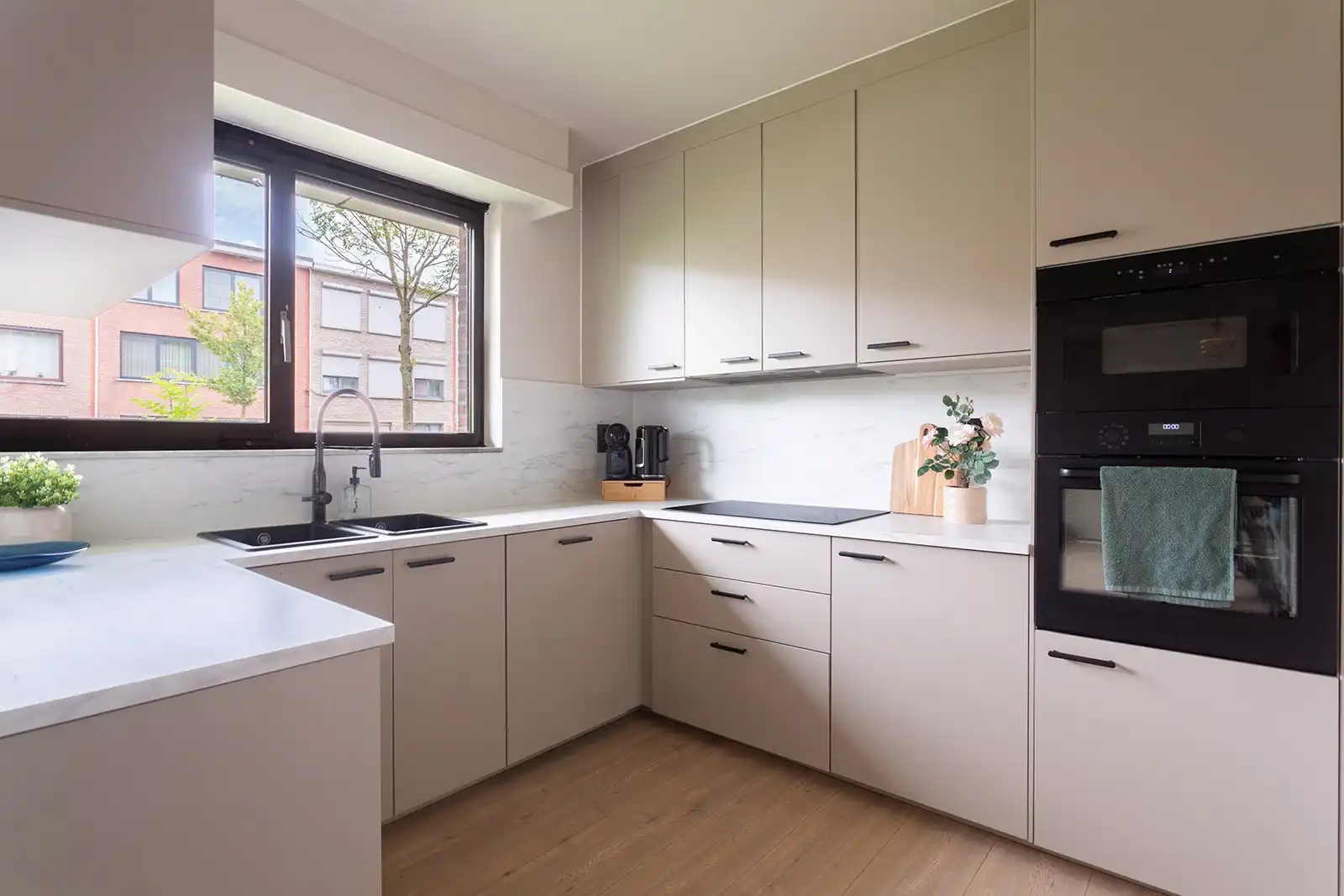 Ruim, gerenoveerd gelijkvloersappartement met garagebox! foto 8