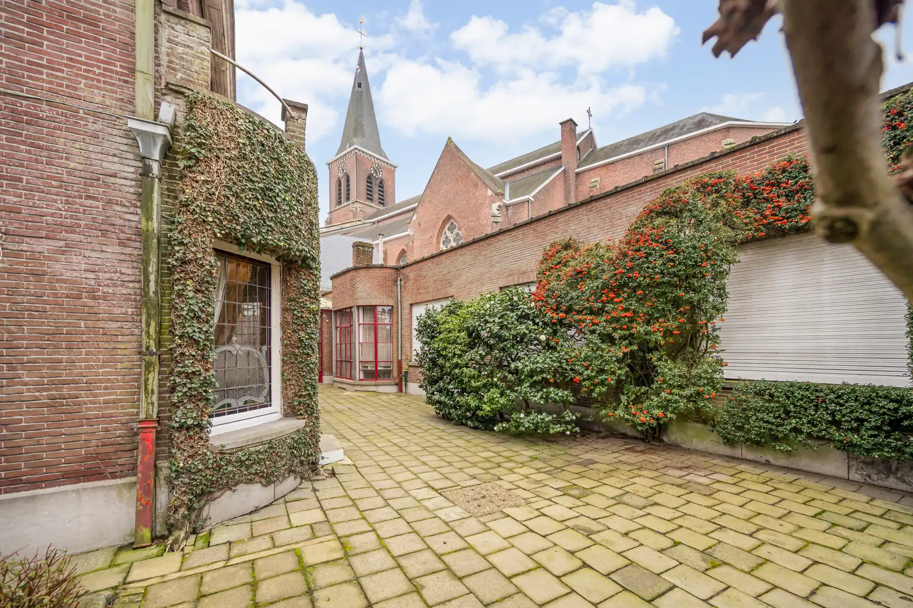 Imposante herenwoning met loods in hartje Overmere  foto 33