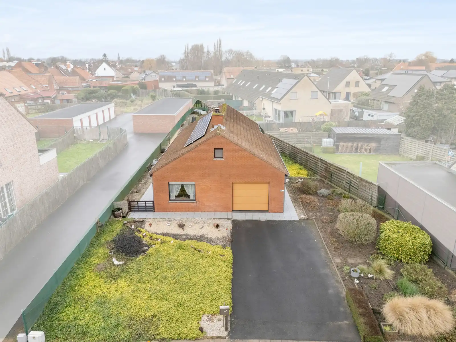 Alleenstaande woning op ruim perceel van 756 m² foto 3