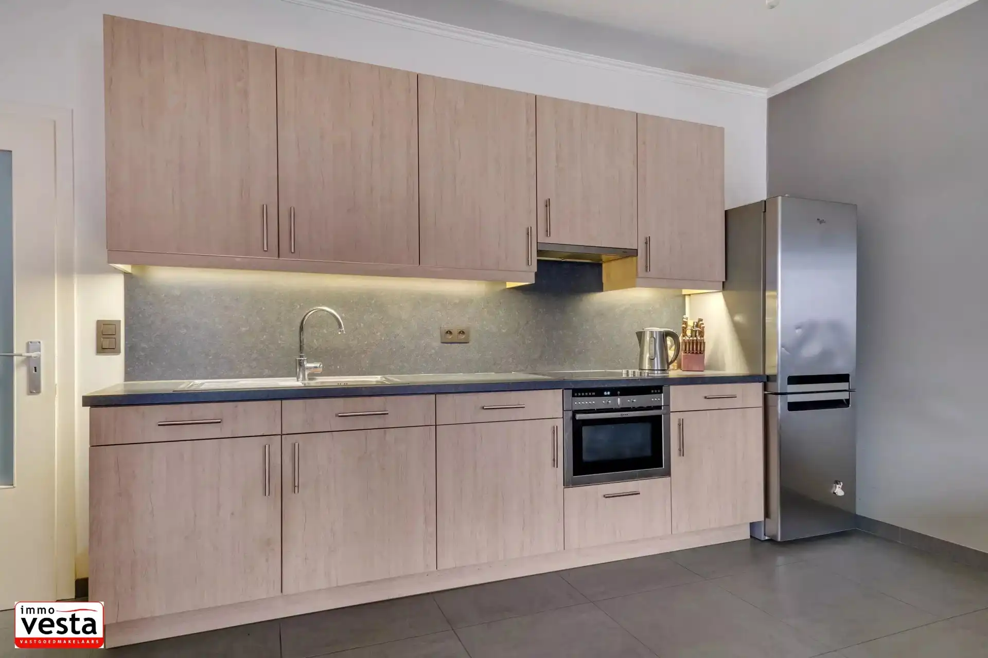 Instapklaar appartement nabij het (commercieel) centrum van de stad. foto 10