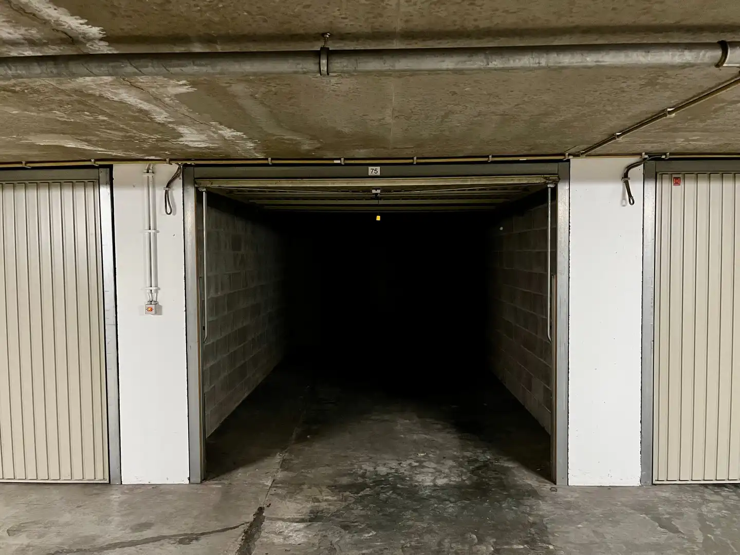 Goed gelegen gesloten garagebox in een villa residentie in de Kustlaan in het Zoute. foto 2