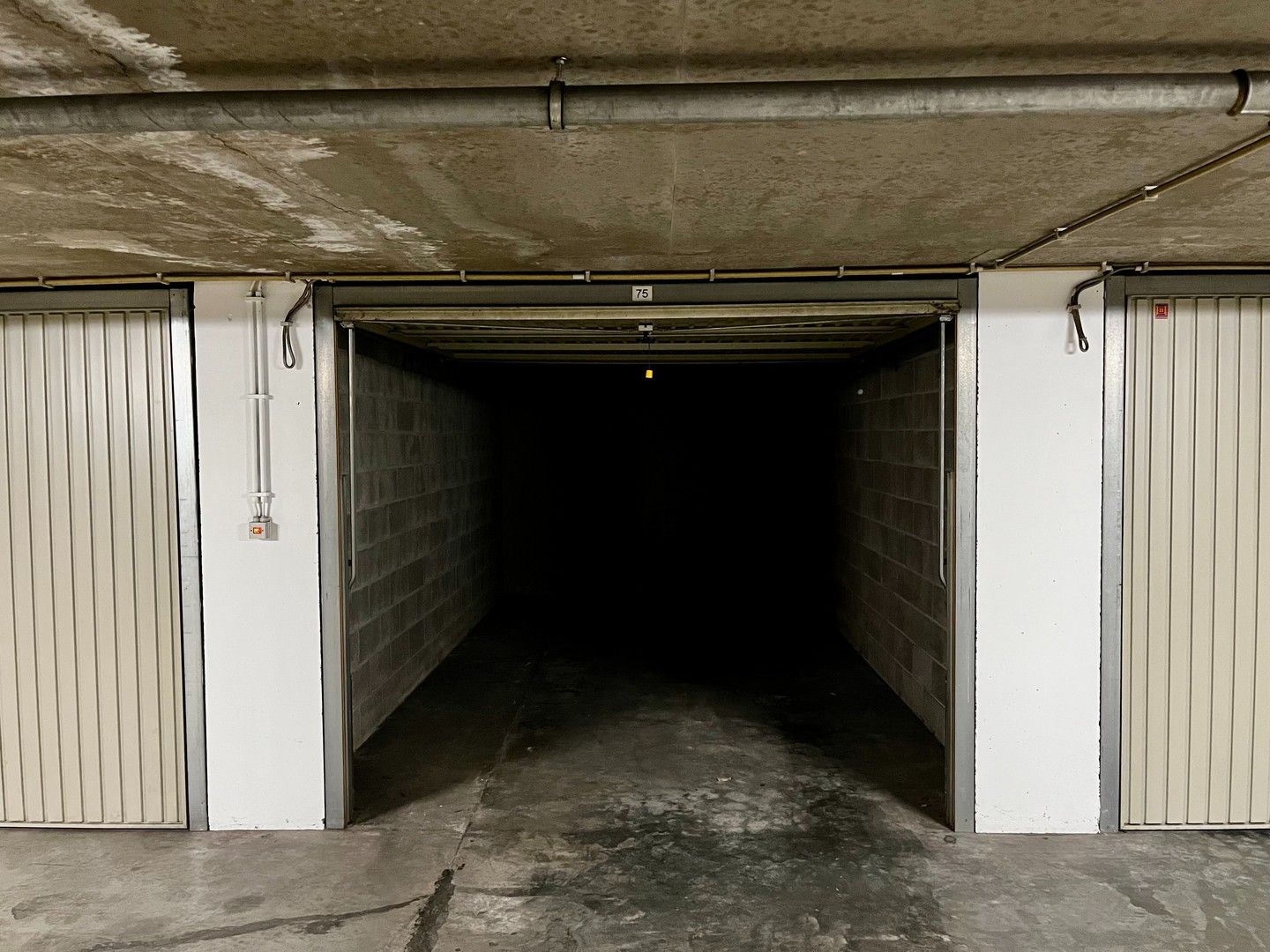 Goed gelegen gesloten garagebox in een villa residentie in de Kustlaan in het Zoute. foto 2