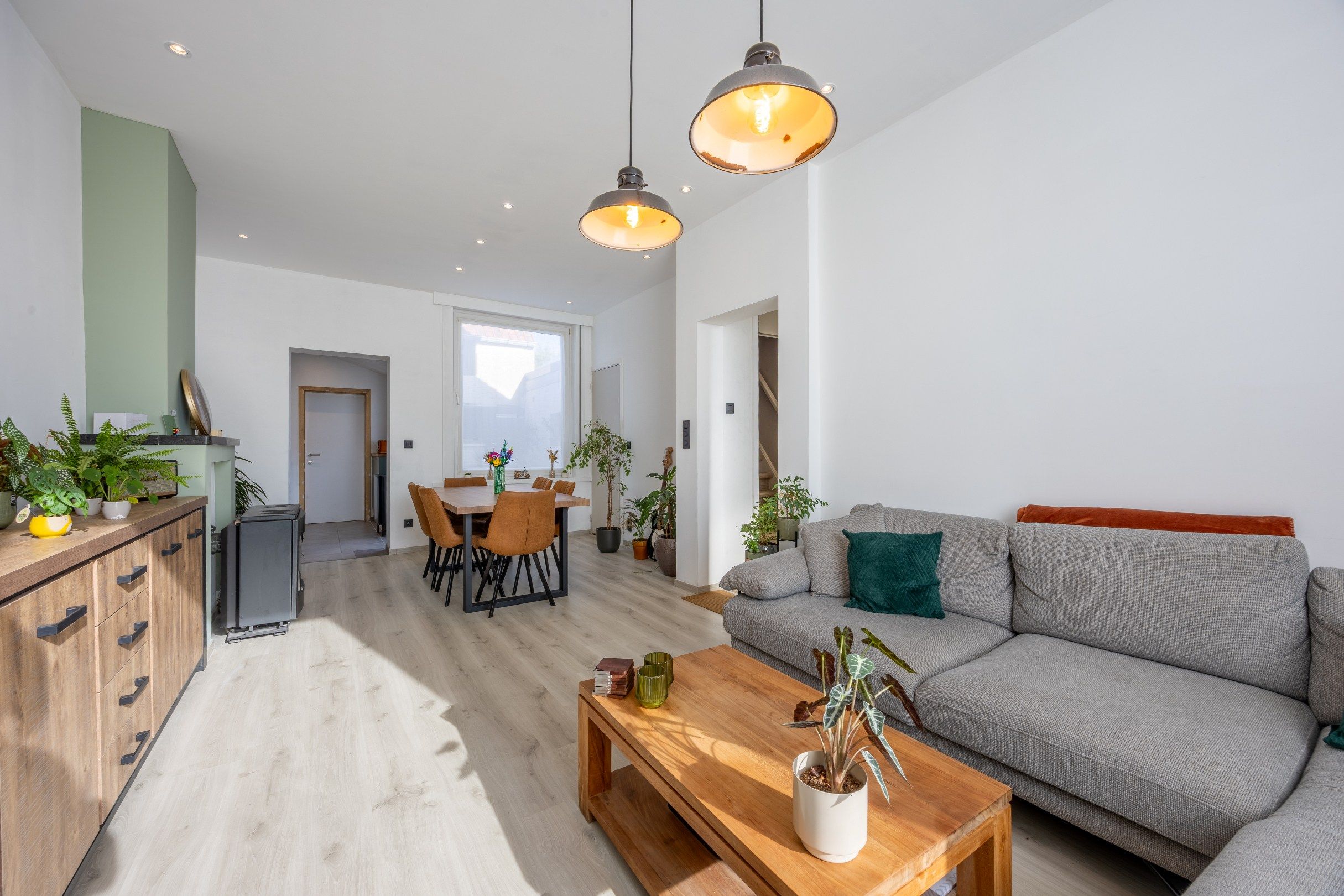 VERNIEUWDE WONING MET TUIN EN GARAGE foto 4