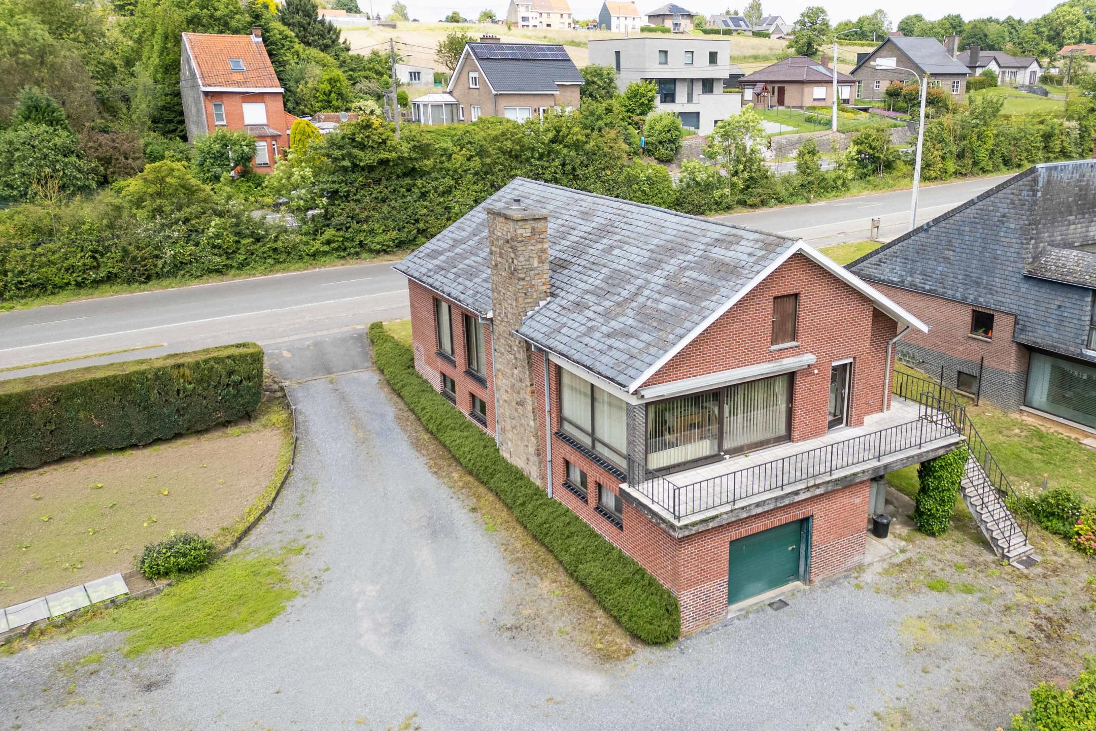 Te renoveren/op te frissen solide alleenstaande woning foto 2