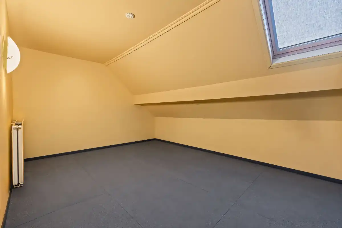 Gunstig gelegen rijwoning met zonnige tuin en praktische zijdoorgang foto 15