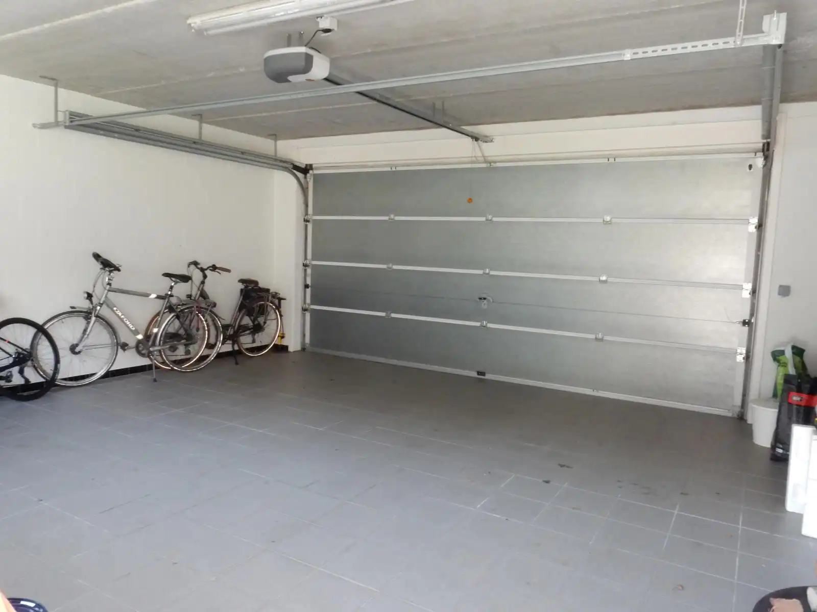 Comfortabele  instapklare woning met drie slaapkamers, tuin en dubbele garage.   foto 16