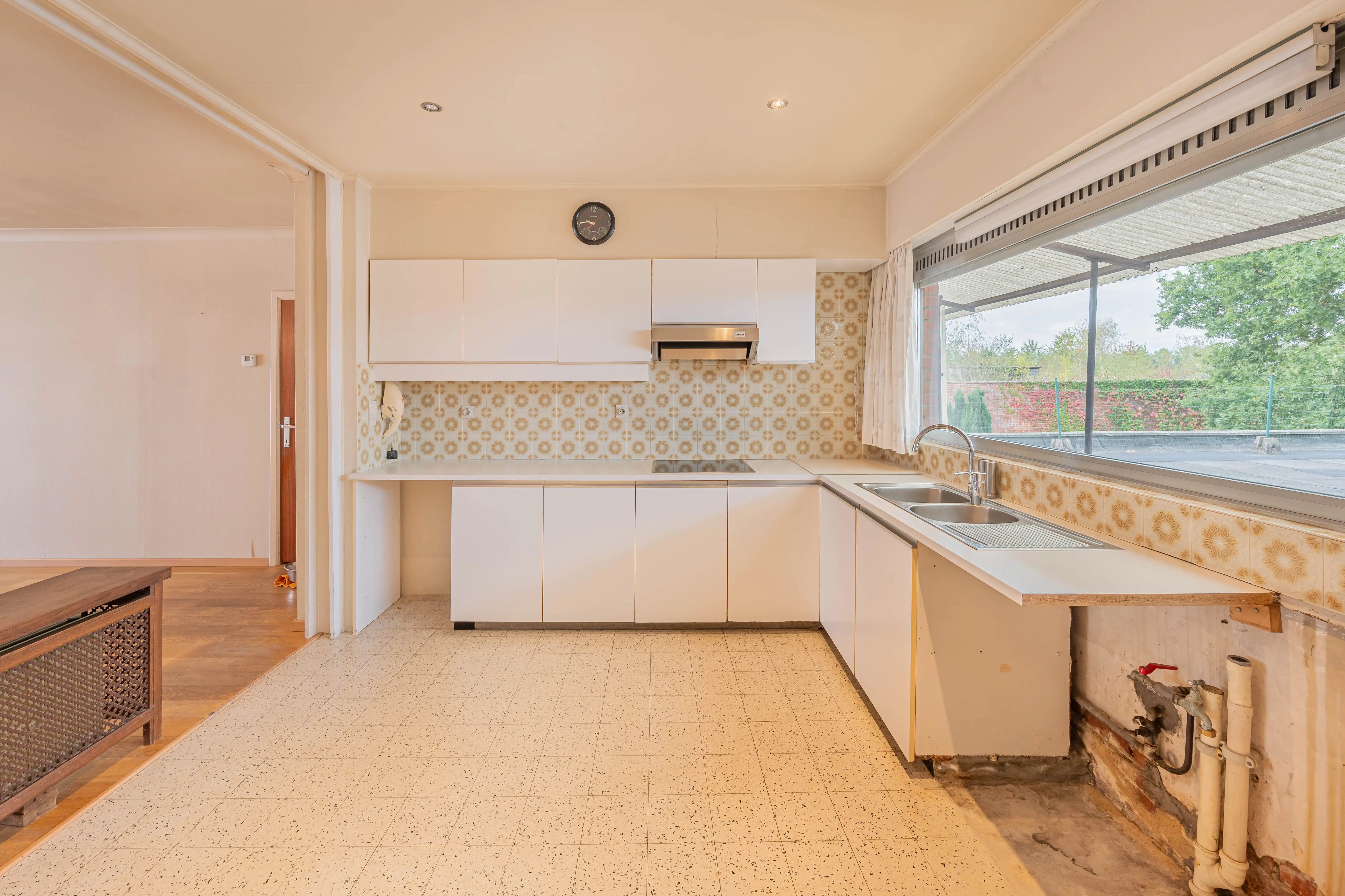 Ruime woning met 5 slaapkamers, inpandig magazijn en tuin foto 9
