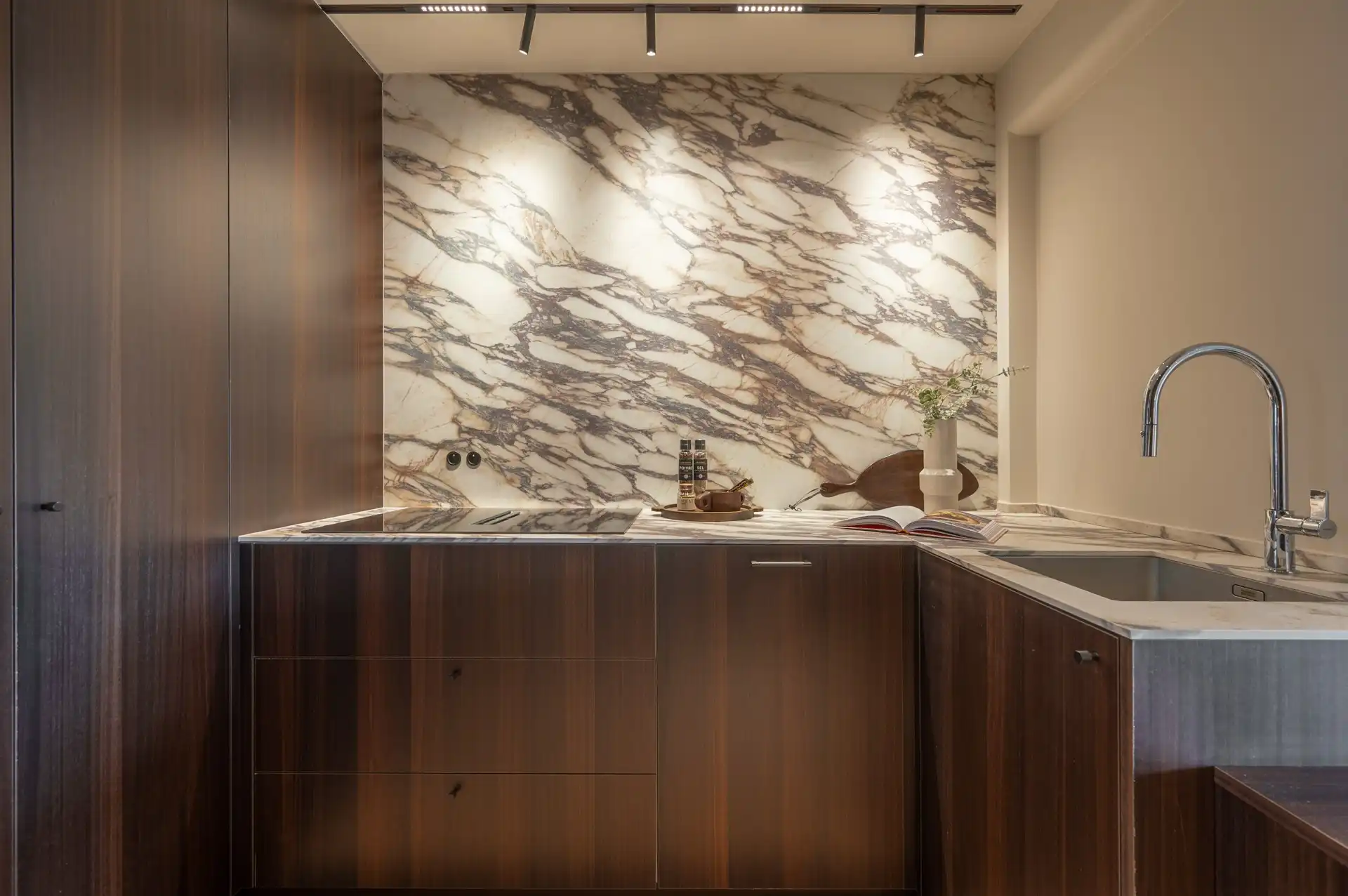 Centraal gelegen gerenoveerd appartement met twee terrassen nabij de Lippenslaan foto 9
