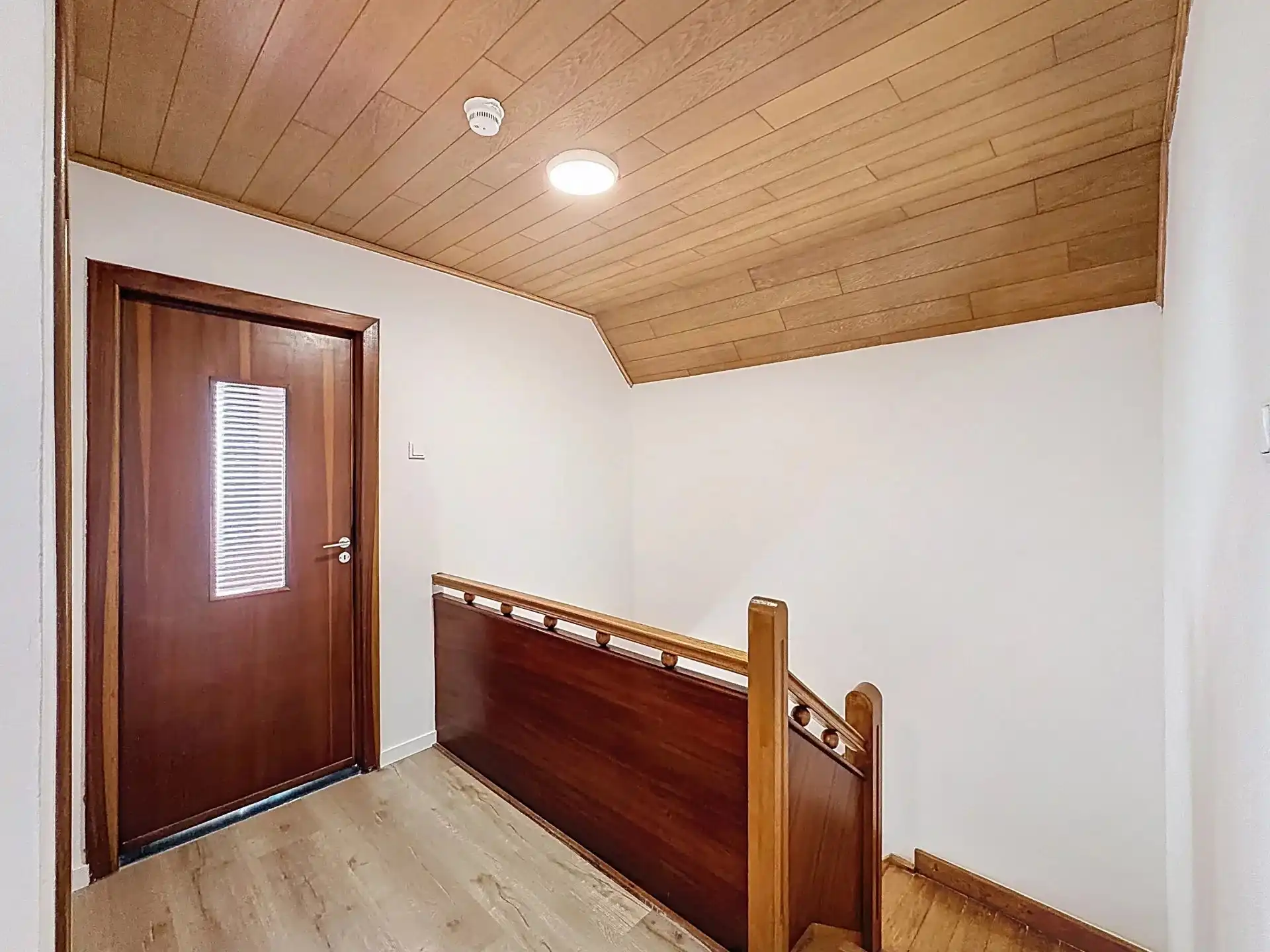 Zeer ruime en verzorgde woning met 5 slaapkamers en 2 badkamers op een groot perceel foto 17