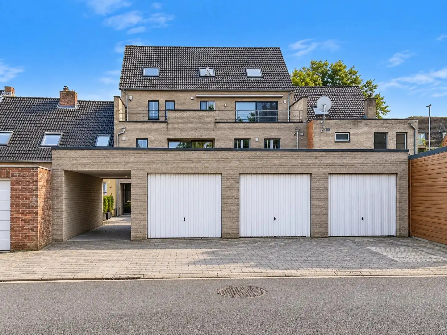 Zeer ruim duplex appartement met mogelijk 4 slaapkamers, ruim terras en garage vlakbij het centrum. foto 2