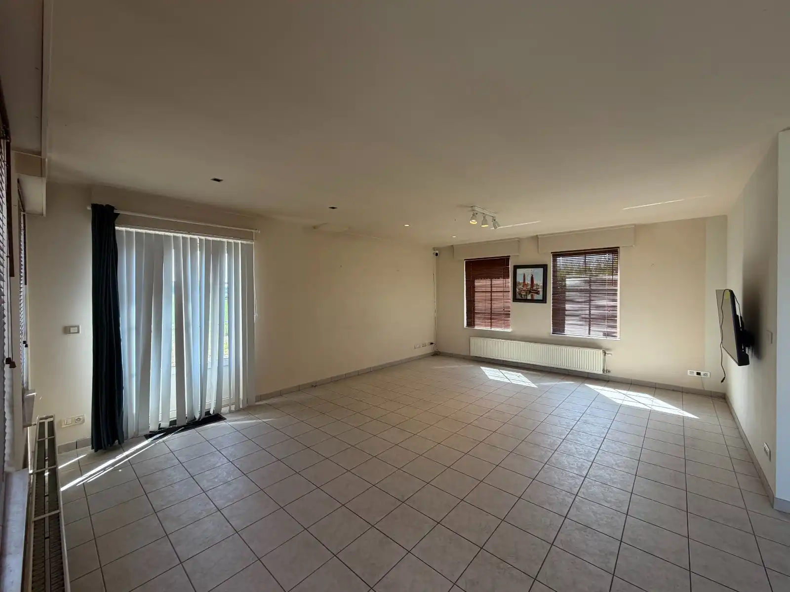 RUIME WONING MET 4 SLAAPKAMERS, 2 BADKAMERS, 2 GARAGES EN LANDELIJK UITZICHT foto 4