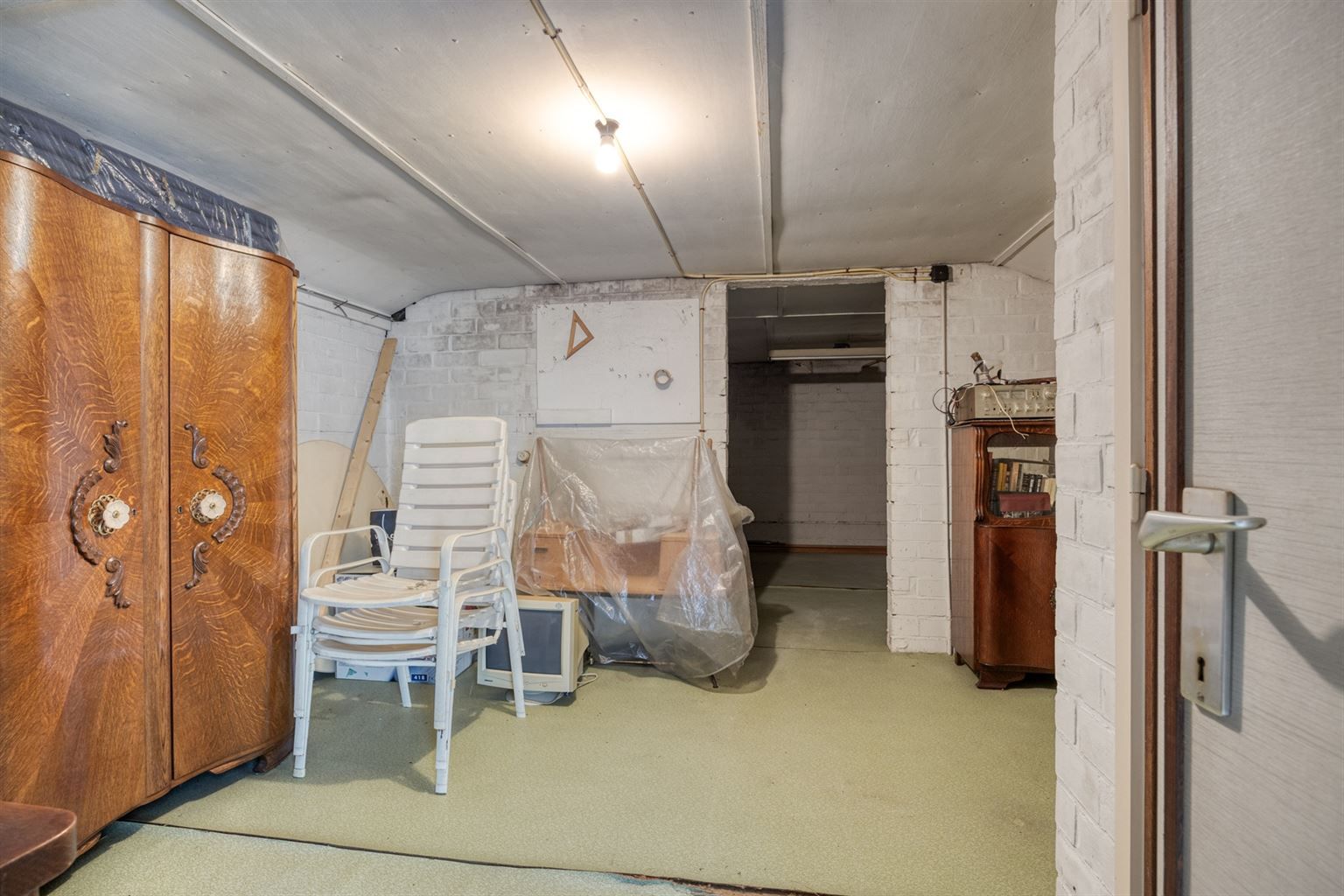 Vrijstaande woning in 70s stijl op een uniek perceel van 15a93ca met 5 slaapkamers, inpandige garage en riante tuin, gelegen op een rustige toplocatie nabij het centrum van Maaseik. foto 33