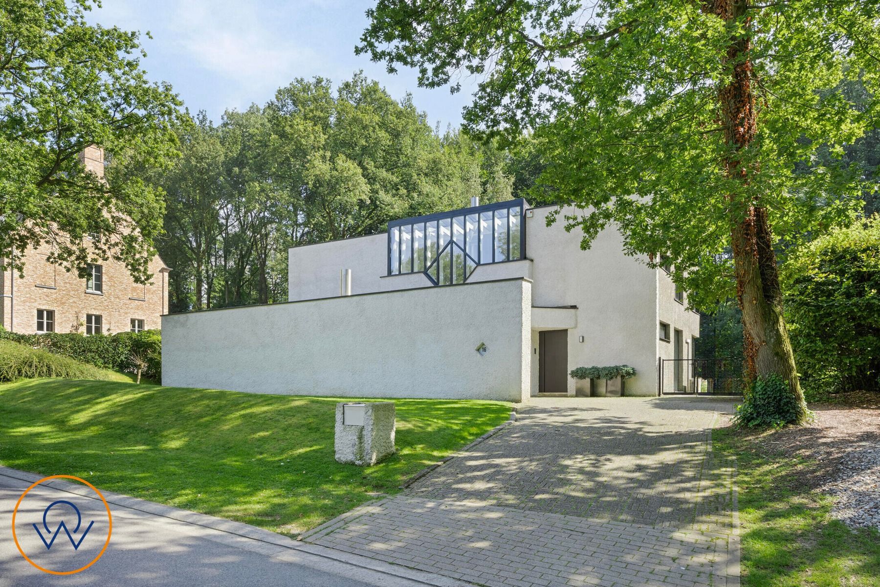 Prachtige architecten villa in bosrijke omgeving te Dworp foto 1