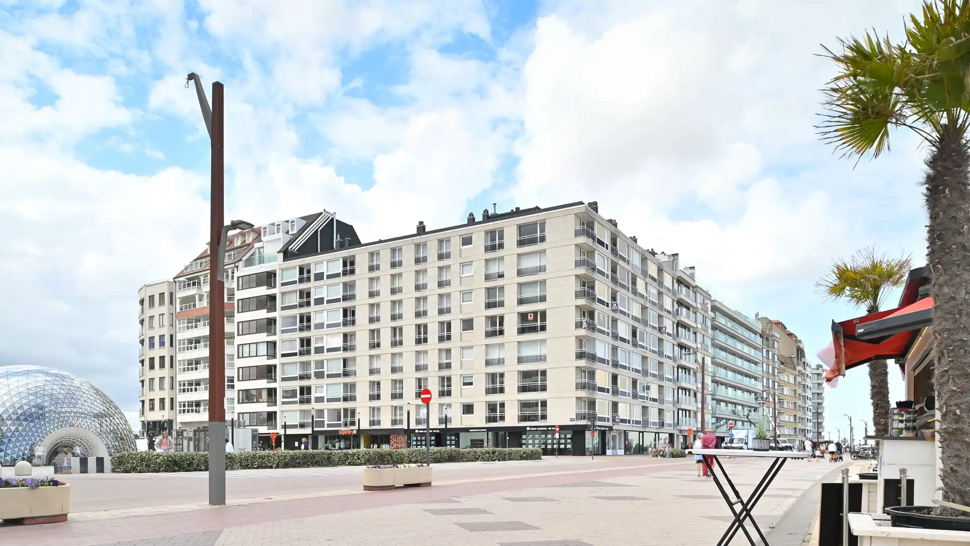 Ruim appartement met prachtig frontaal zeezicht, ideaal gelegen in het Zoute. foto {{pictureIndex}}