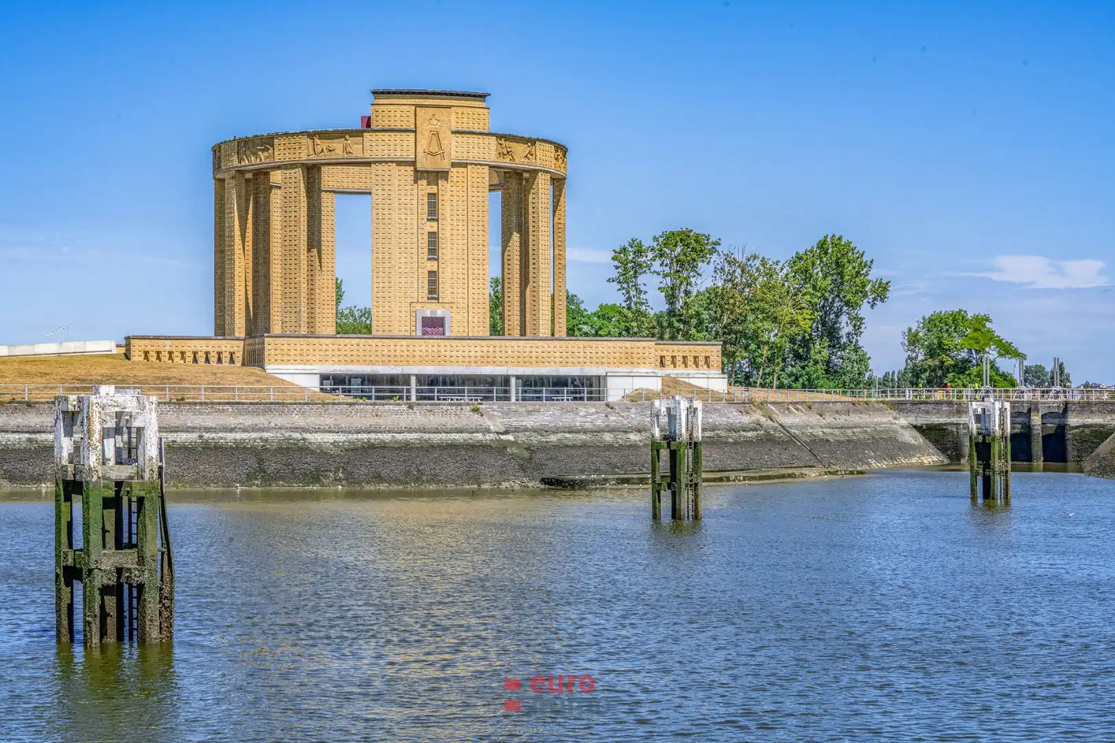 VASTGOEDTOPPER in Nieuwpoort: ruime stadswoning met tuin en garage. foto 16