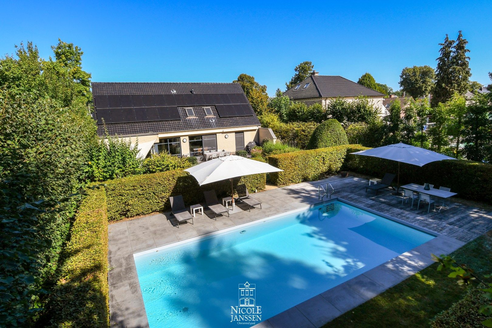 Vrijstaande woning met mooi verzorgde tuin en zwembad  foto 20