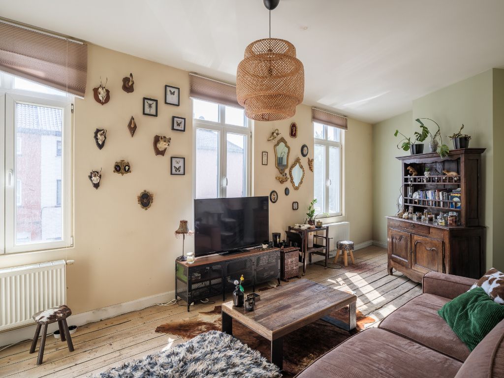 Lichtrijke en instapklare woning met stadskoer nabij Gent Centrum foto {{pictureIndex}}
