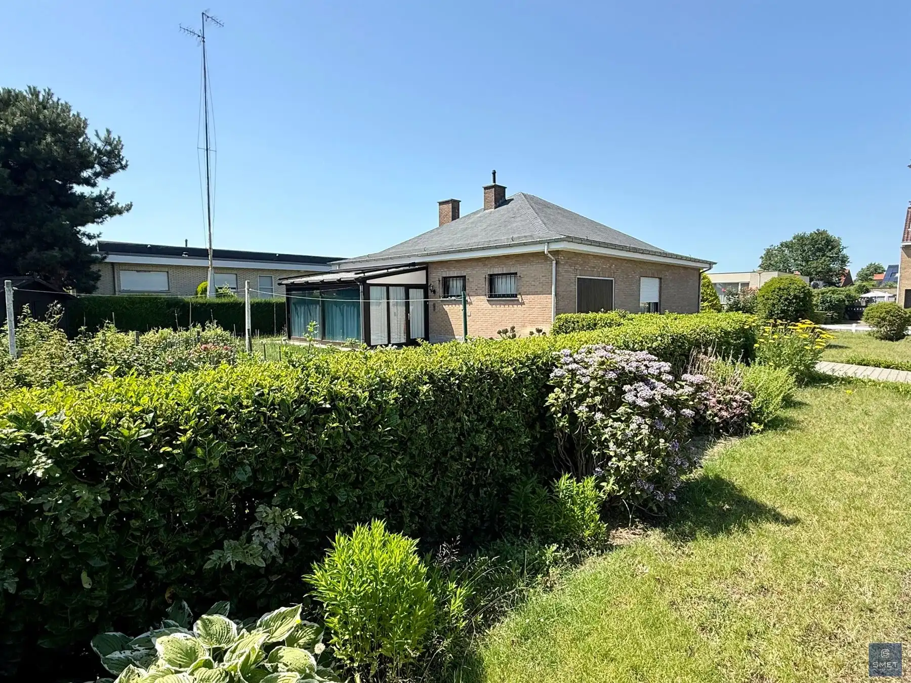 TE RENOVEREN BUNGALOW MET 2 SLPKS EN GARAGE foto 2
