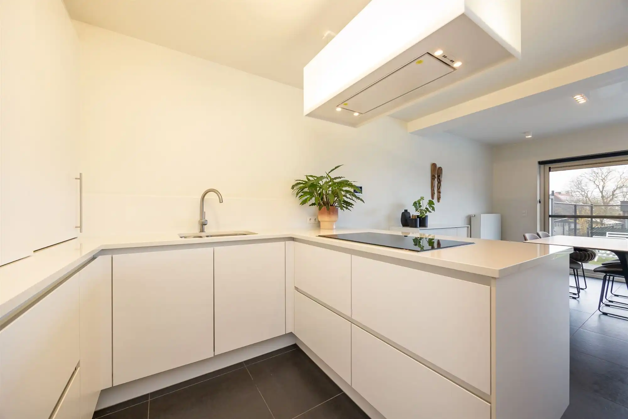 Instapklaar gelijkvloers appartement met tuin en carport foto 8