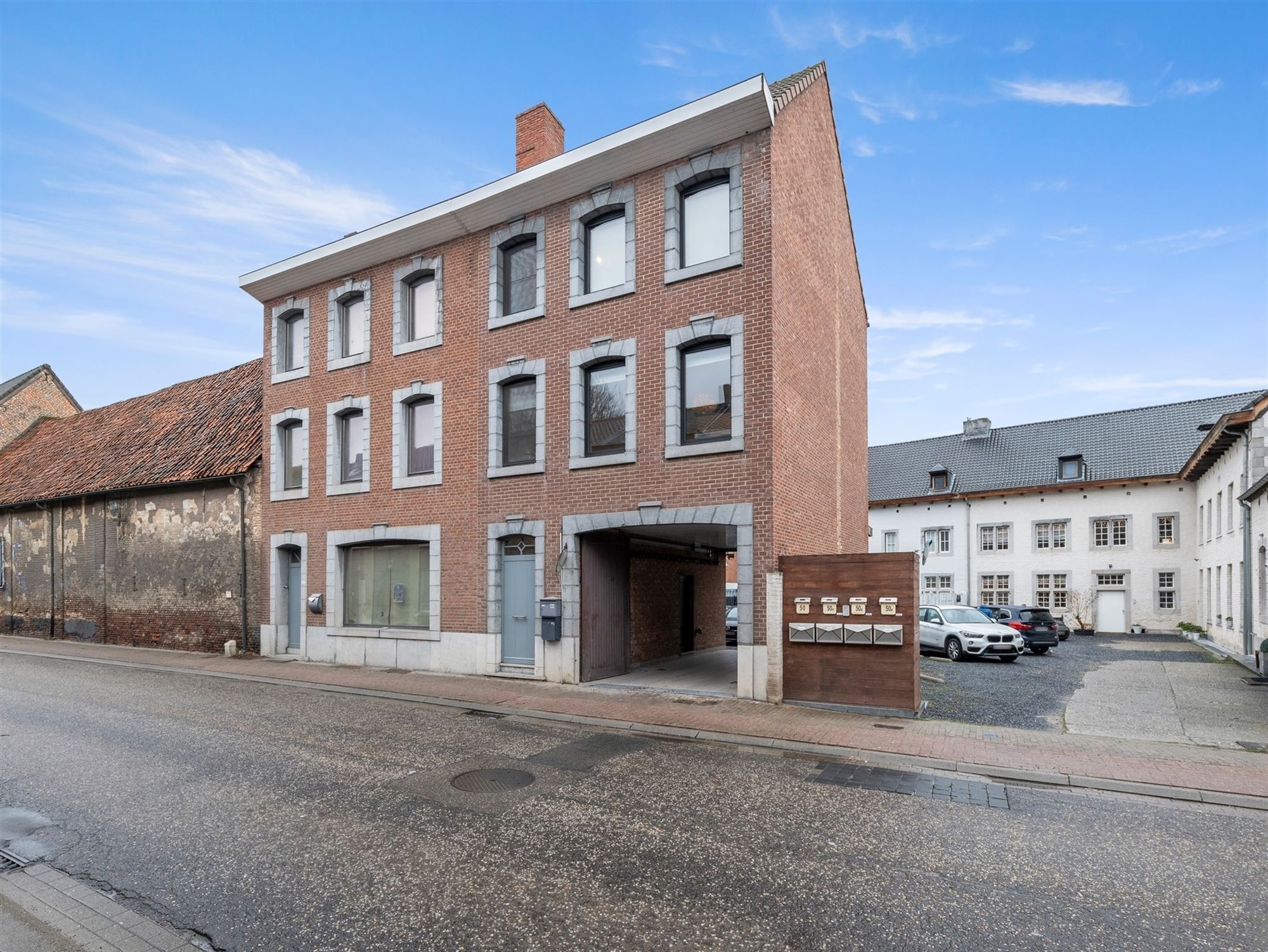 PRACHTIGE WONING MET 3 SLKS OP EEN TOPLOCATIE IN SINT-TRUIDEN MET PARKEERPLAATSEN foto 3