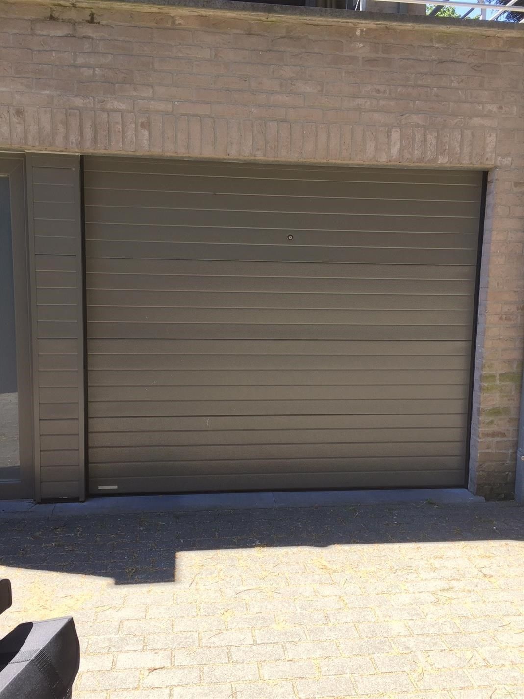 Ruime garage nabij centrum Handzame, gunstig gelegen. foto {{pictureIndex}}