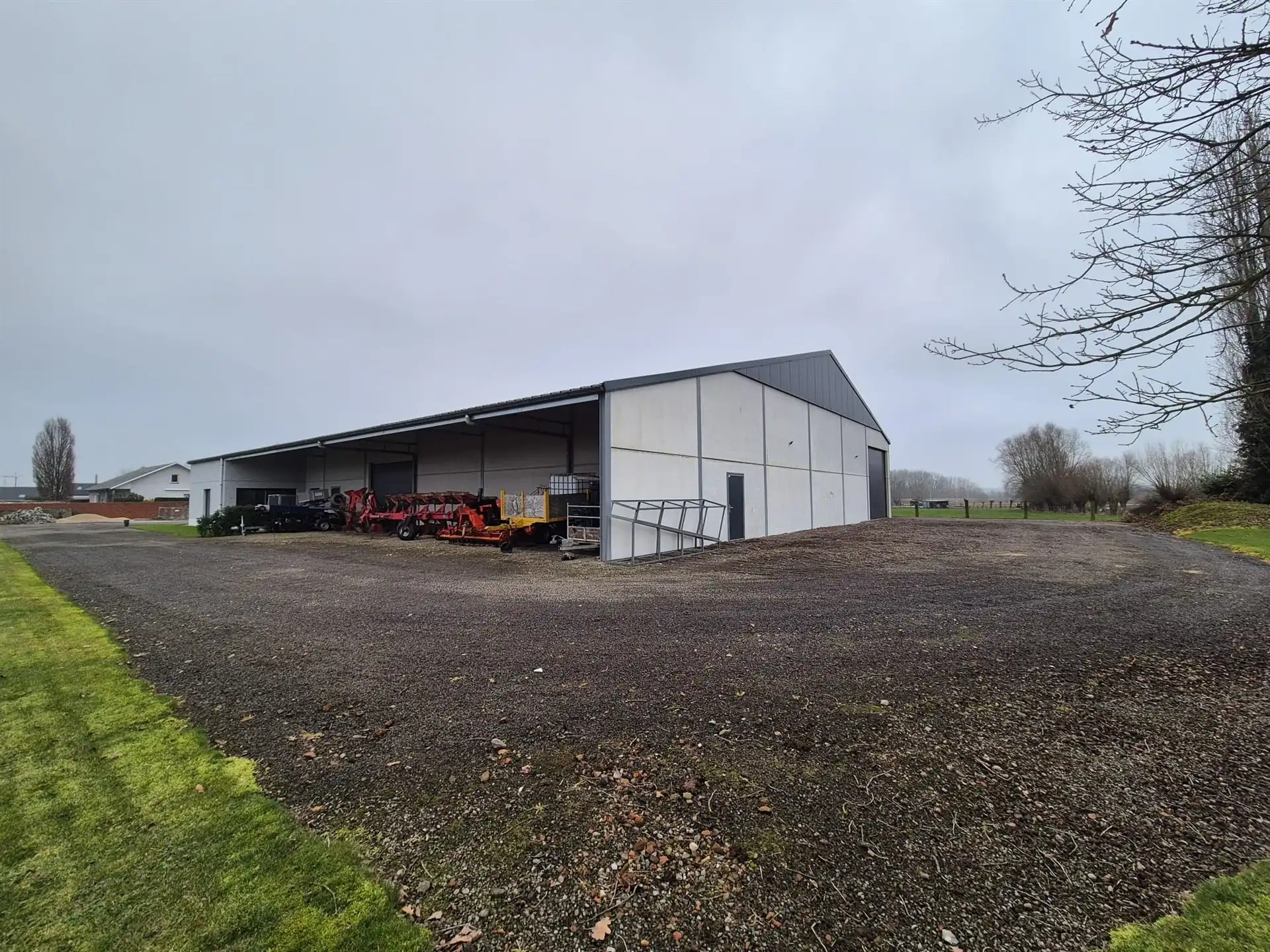 Loods van ± 1.000 m² met ruime buitenopslag. foto 14