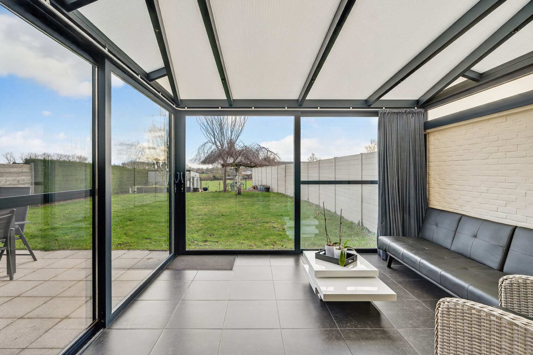 Verzorgde gezinswoning met 3 slaapkamers, tuin en open zicht foto 5