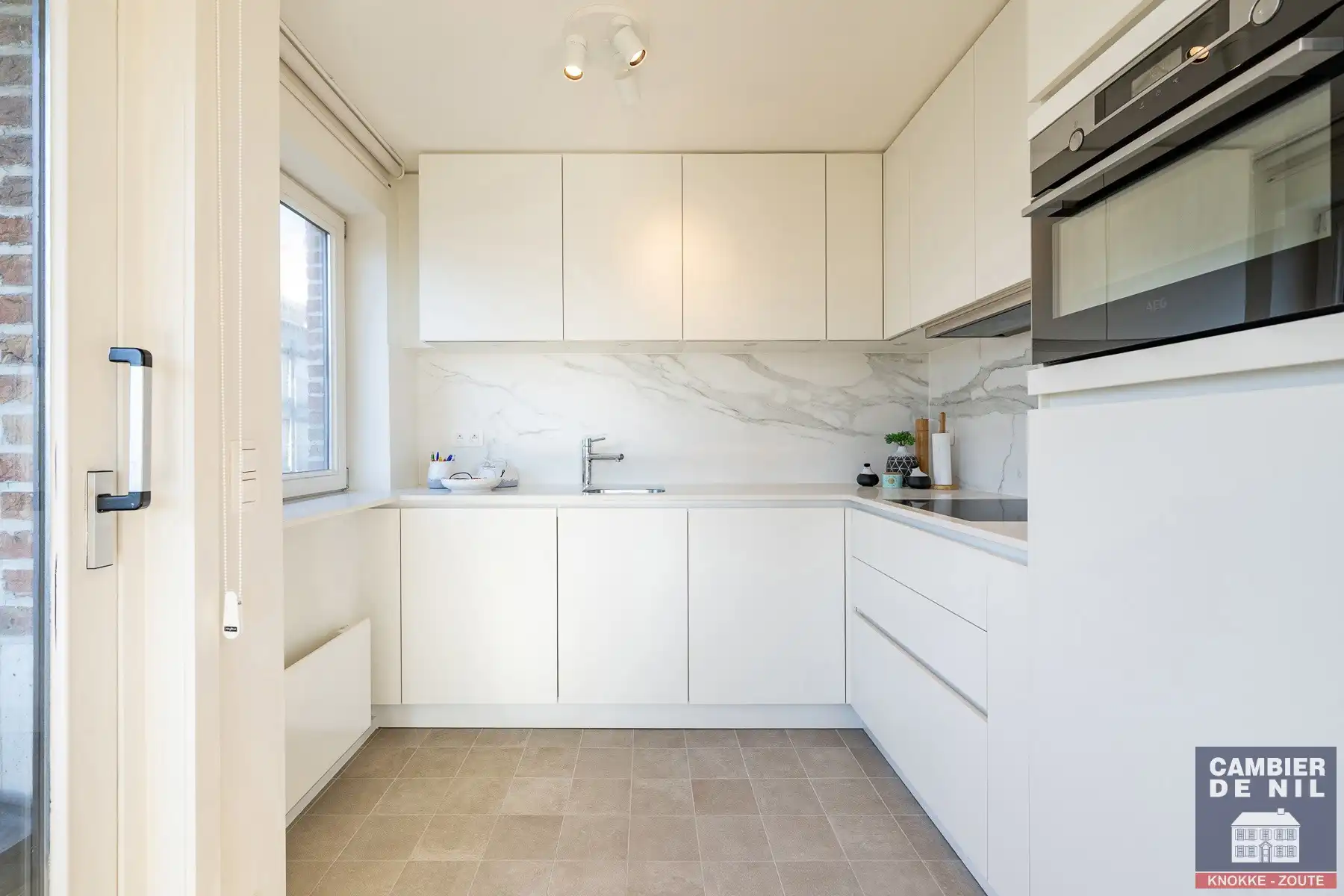 Gerenoveerd en gemeubeld appartement op toplocatie - Open zicht foto 8