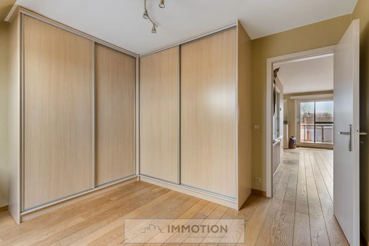 Ruim duplexappartement met dubbele garage in Kortrijk foto 9