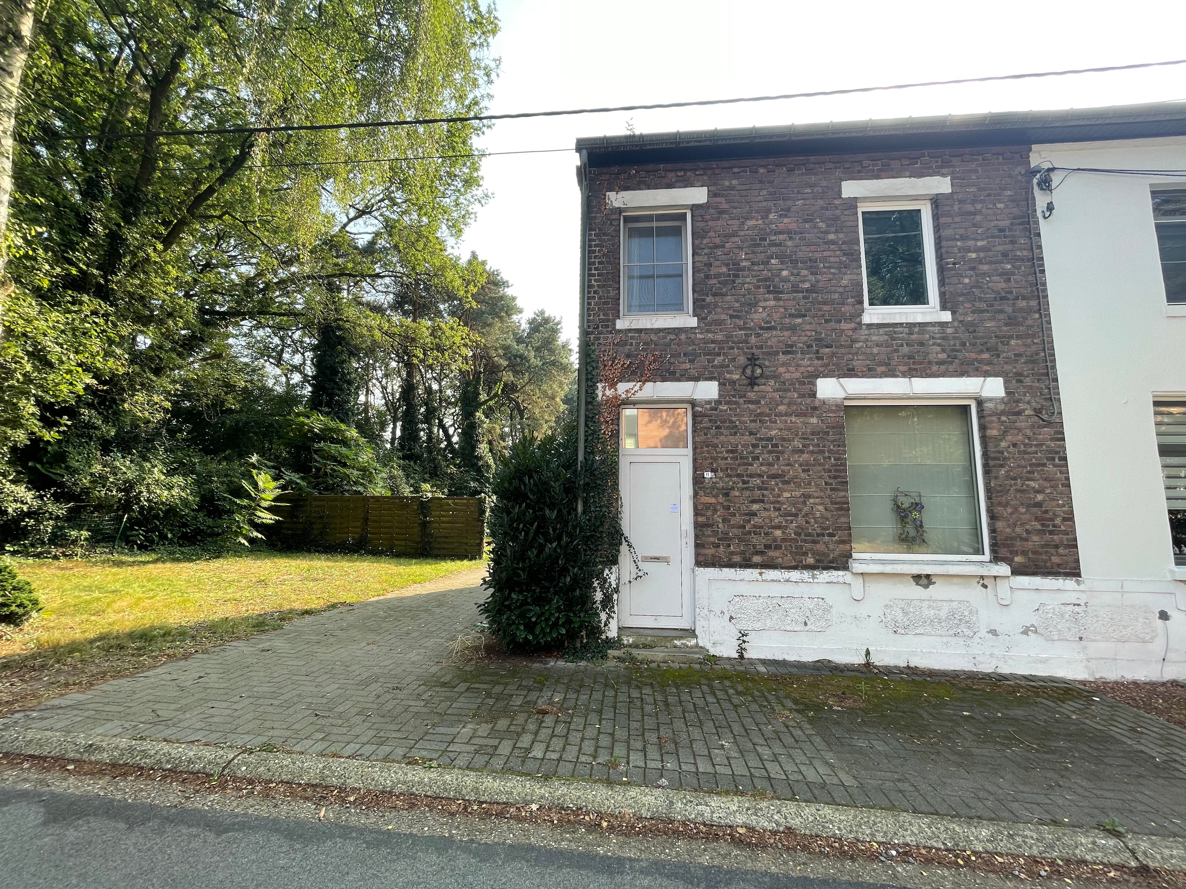 Genk -  Diamantstraat 11:  Te renoveren woning op mooi perceel van 7a 87ca foto 1