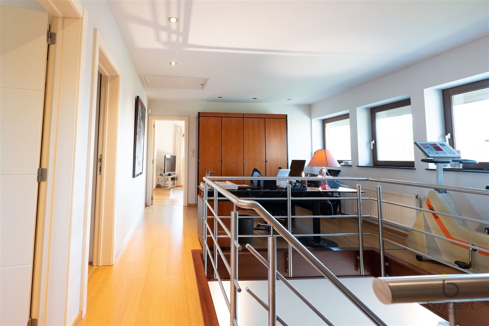 RUIMTE, RUST EN ONTSPANNING: MODERNE VILLA MET ZWEMBAD, SAUNA EN JACUZZI foto 18