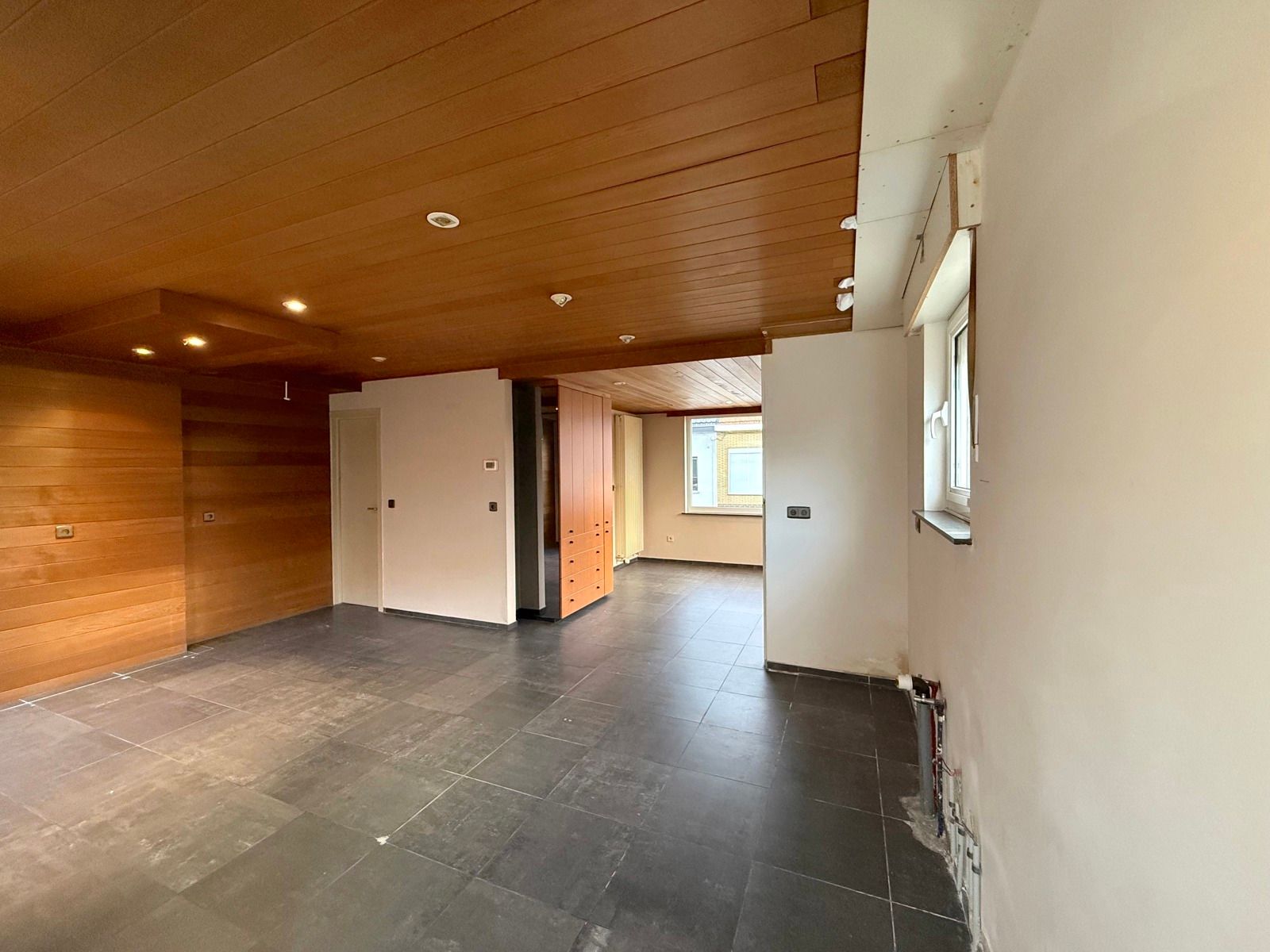 Half open woning met 4 slaapkamers, tuin en garage foto 8