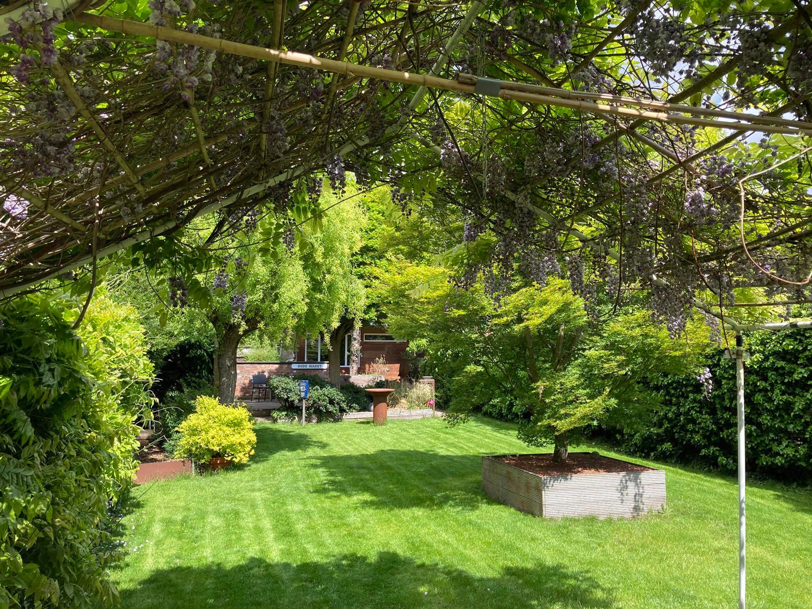 Prachtige woning met grote tuin foto 15
