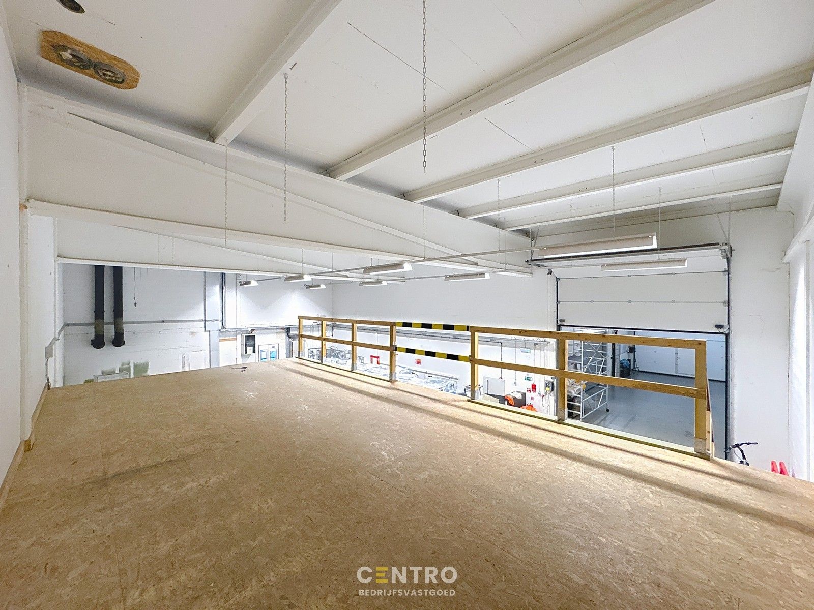 Instapklaar MAGAZIJN (240m²) met mezzanine (50m²) en KANTOOR (195m²) foto 4