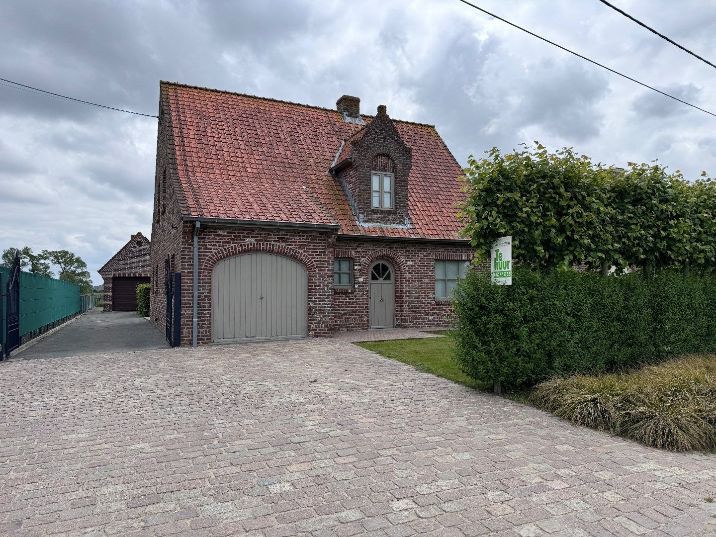 Alleenstaande woning met 4 slaapkamers en garage te Kortemark  foto {{pictureIndex}}