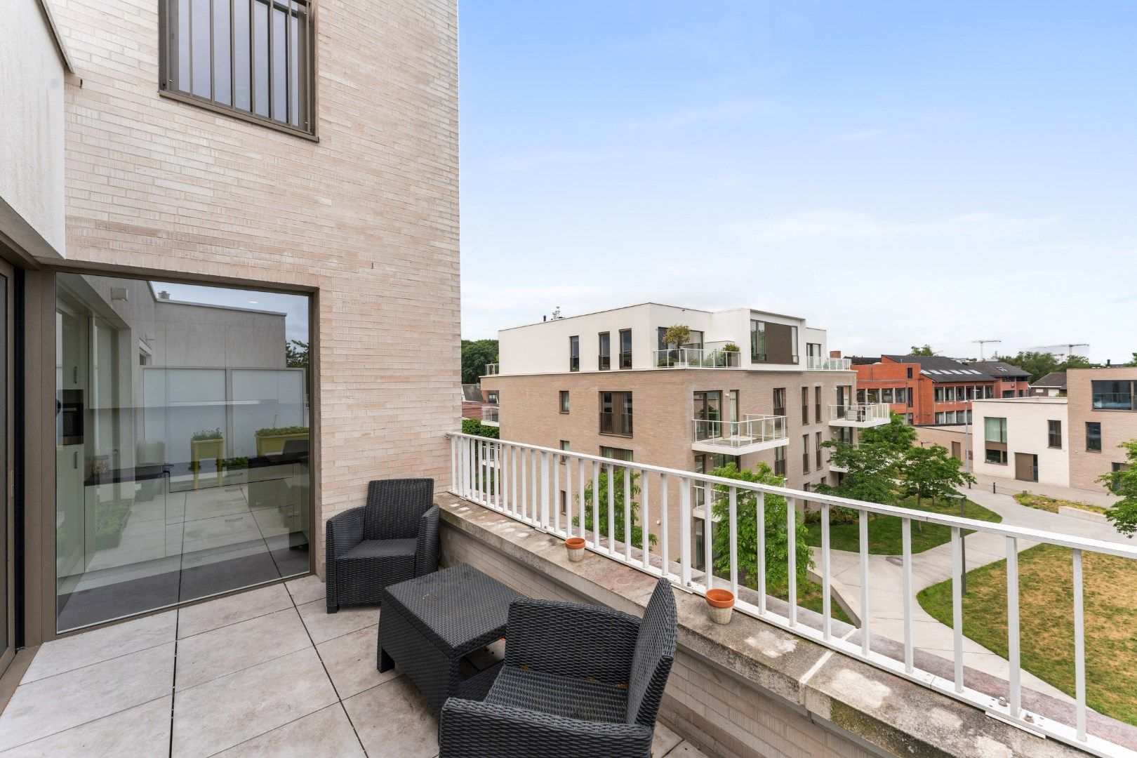 Recent 2-slpk appartement met terrassen op topligging te Sint-Michiels foto 12