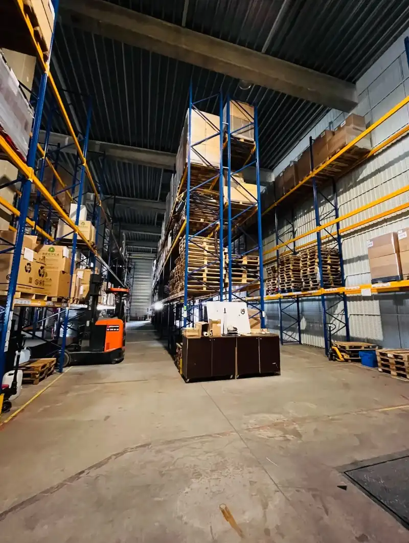 Magazijn met kantoor te huur foto 5