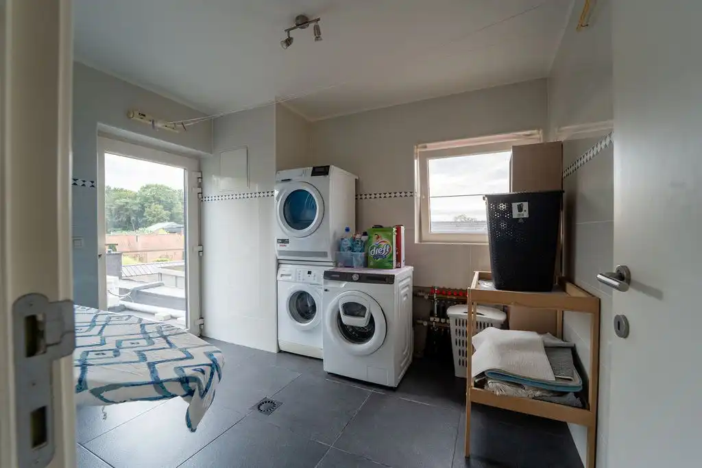 RUIM HANDELSHUIS MET WOONST TE SPALBEEK (HASSELT) foto 16