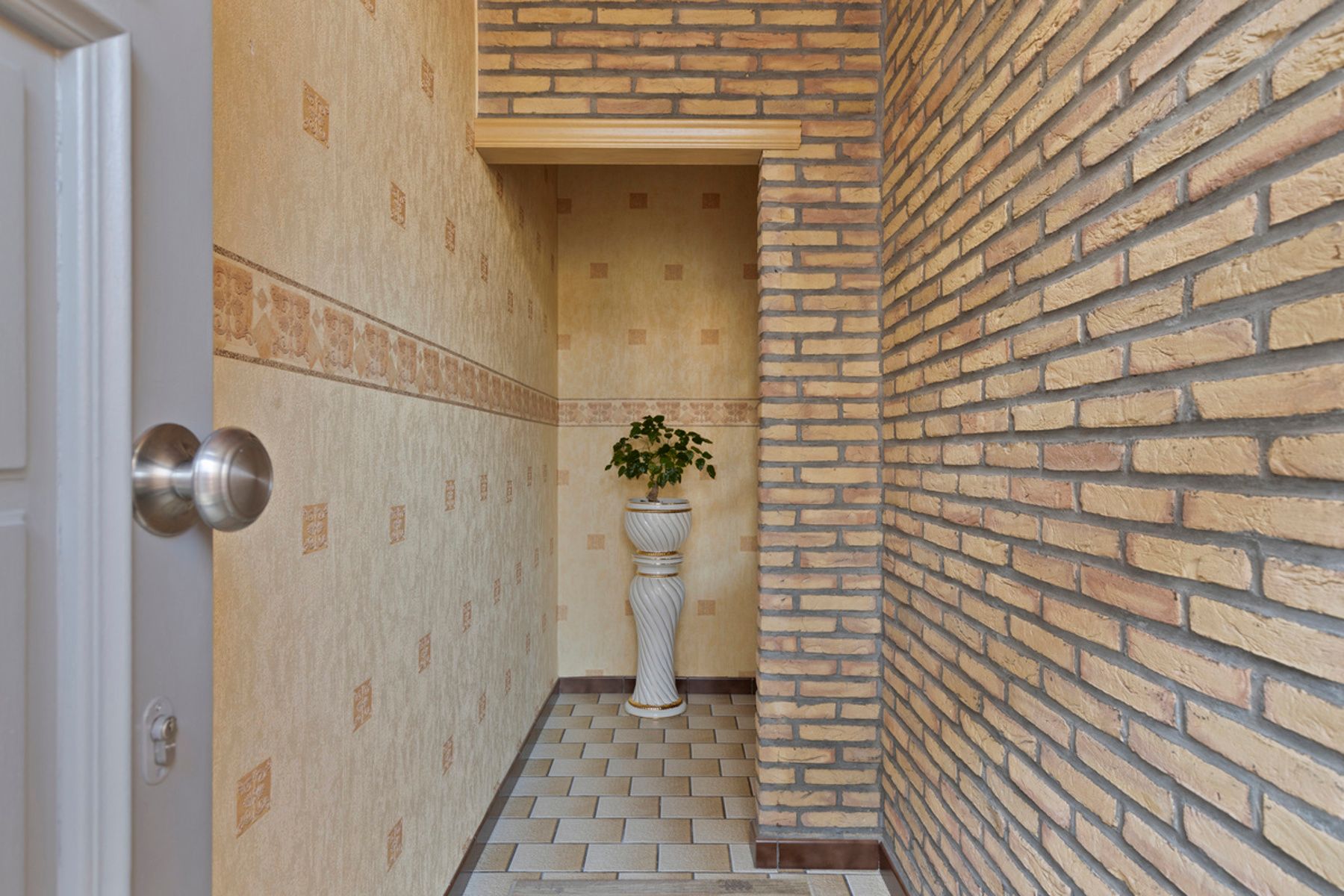 Instapklare centrumwoning met garage en autostaanplaats.  foto 4