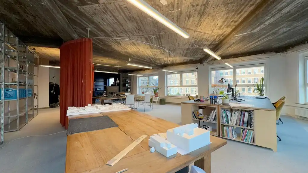 Lichtrijk kantoor te huur in hartje Gent foto 7