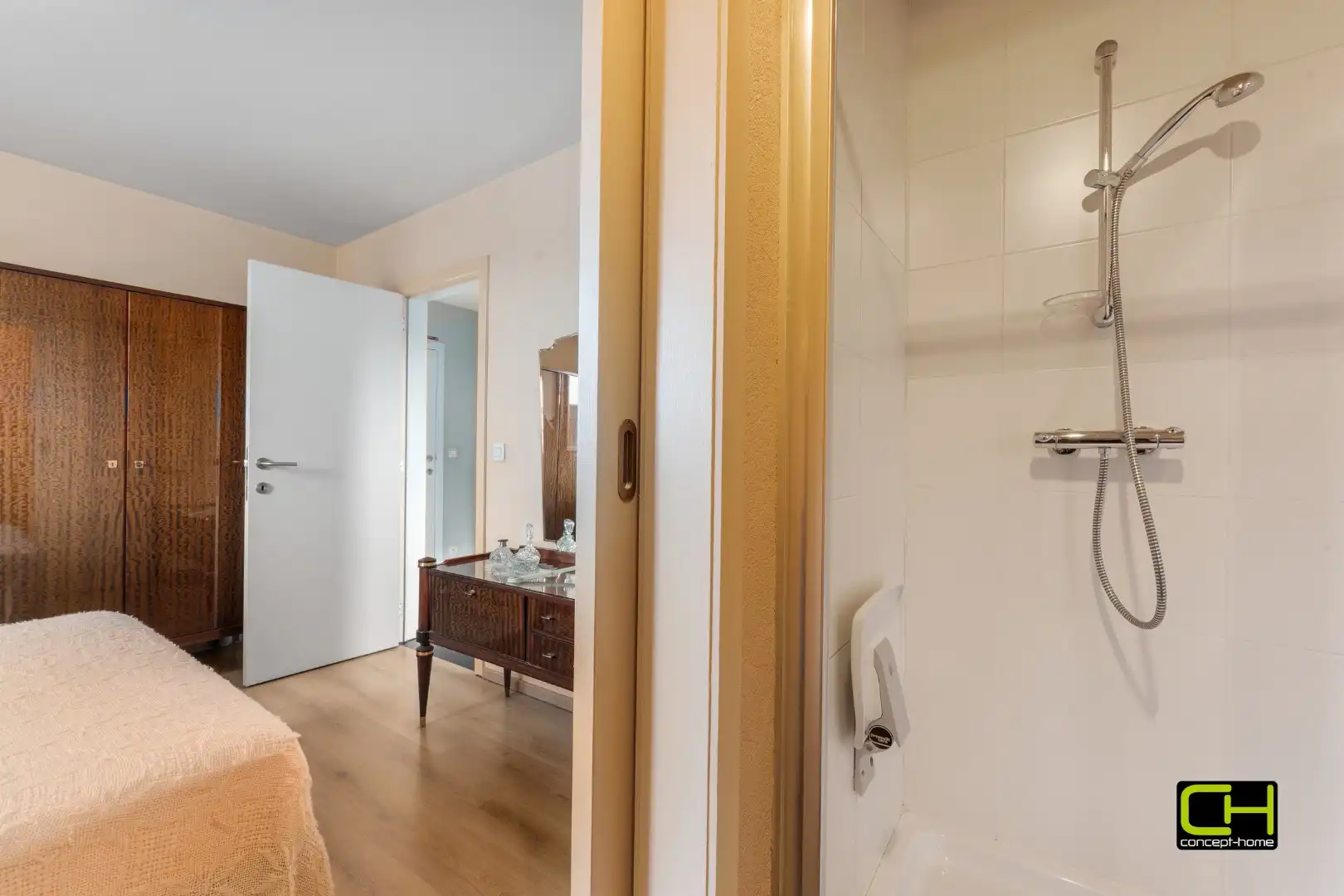 Lichtrijk duplex appartement met terras en ondergrondse staanplaats te koop in Lievegem foto 12