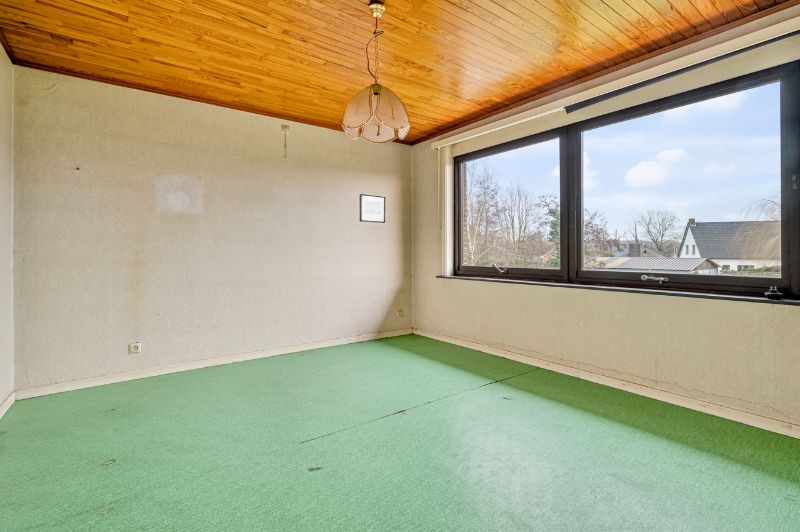 Rustig gelegen te renoveren, te verbouwen woning met 4 slpk en tuin foto 14