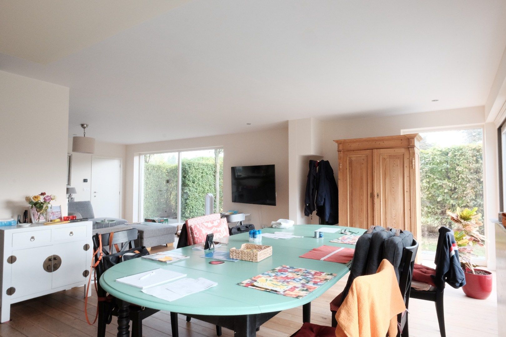 Recente ruime moderne halfopen woning met tuin en garage. foto 18