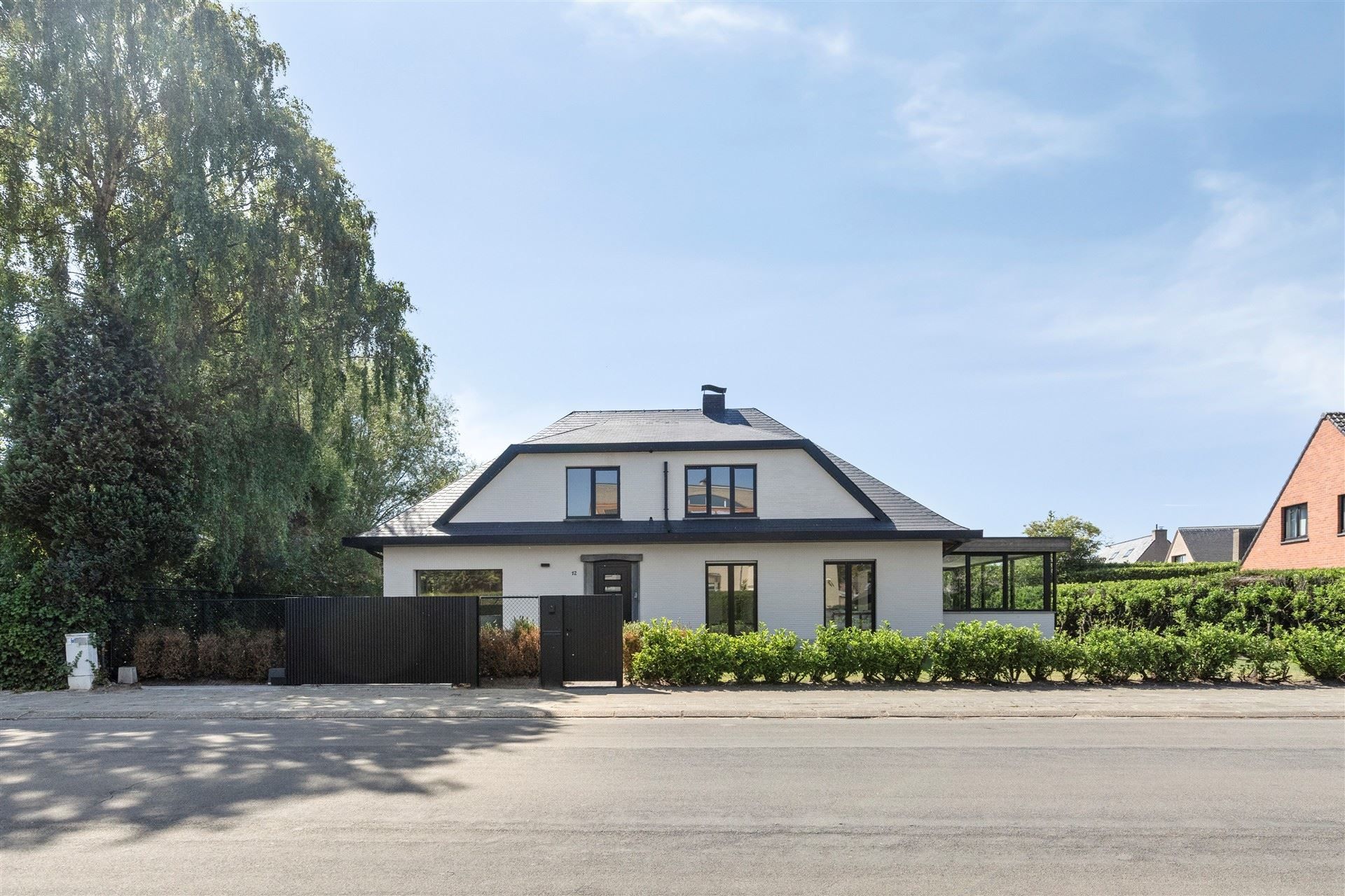 Top-notch gerenoveerde villa met 4 slaapkamers en 3 badkamers op 705m² met zuidtuin foto {{pictureIndex}}