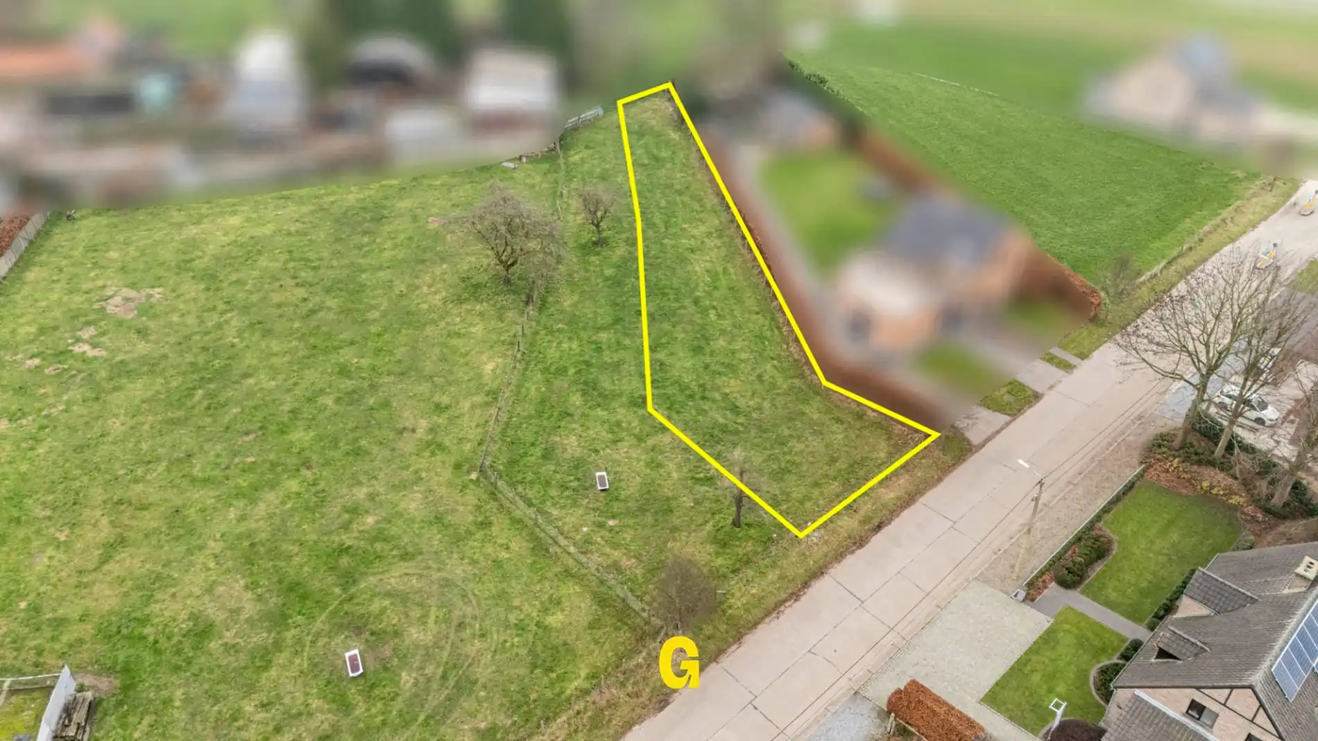 *** VERKOCHT ***  Ruim bouwperceel voor halfopen bebouwing op 9a 96ca te Mopertingen, grenzend aan agrarische zone foto {{pictureIndex}}